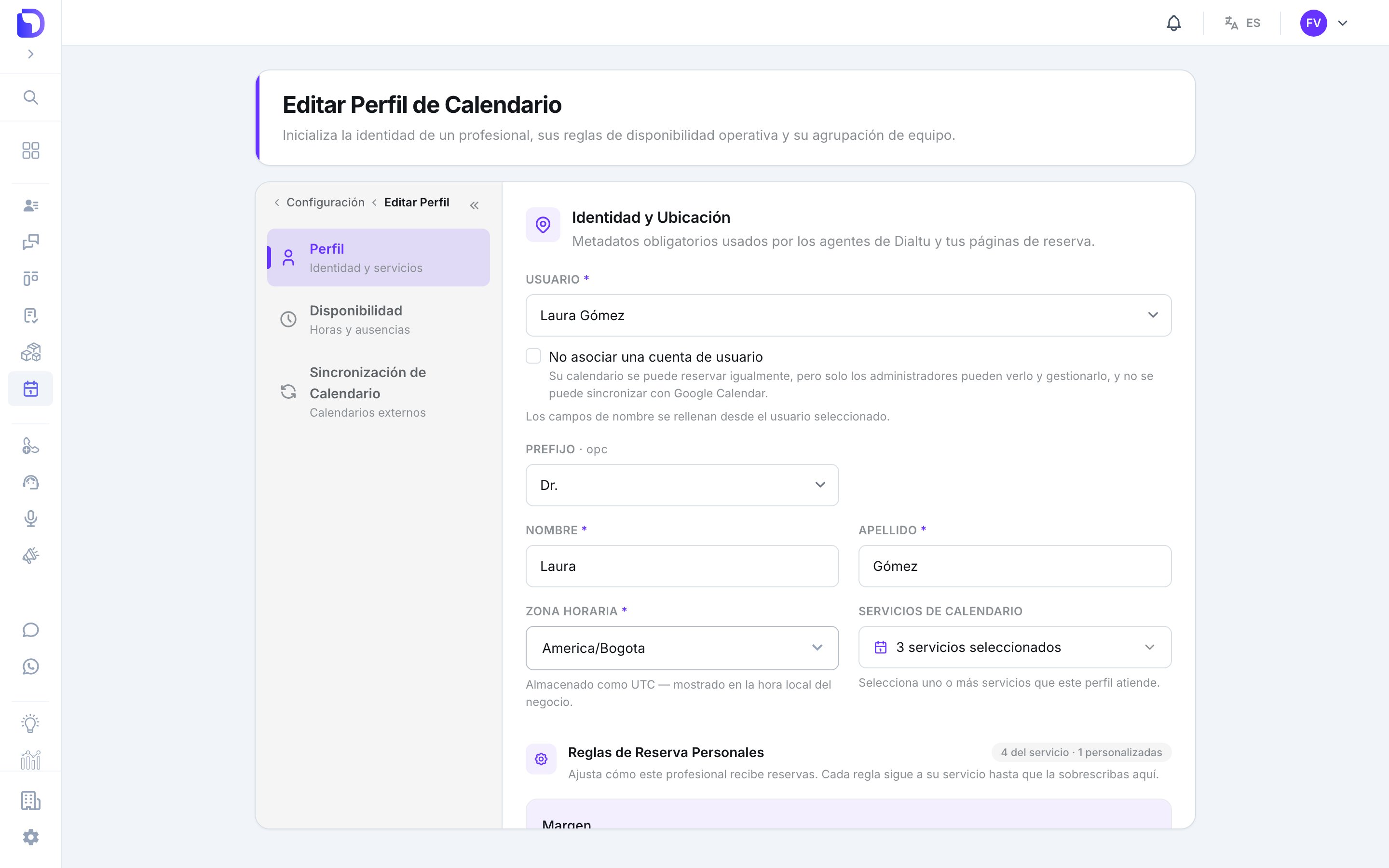 Formulario Editar Perfil de Calendario en la sección Identidad y Ubicación con el usuario Laura Gómez, la casilla No asociar una cuenta de usuario, Prefijo Dr., Nombre Laura, Apellido Gómez, Zona horaria America/Bogota y 3 servicios seleccionados, seguido del encabezado Reglas de Reserva Personales.