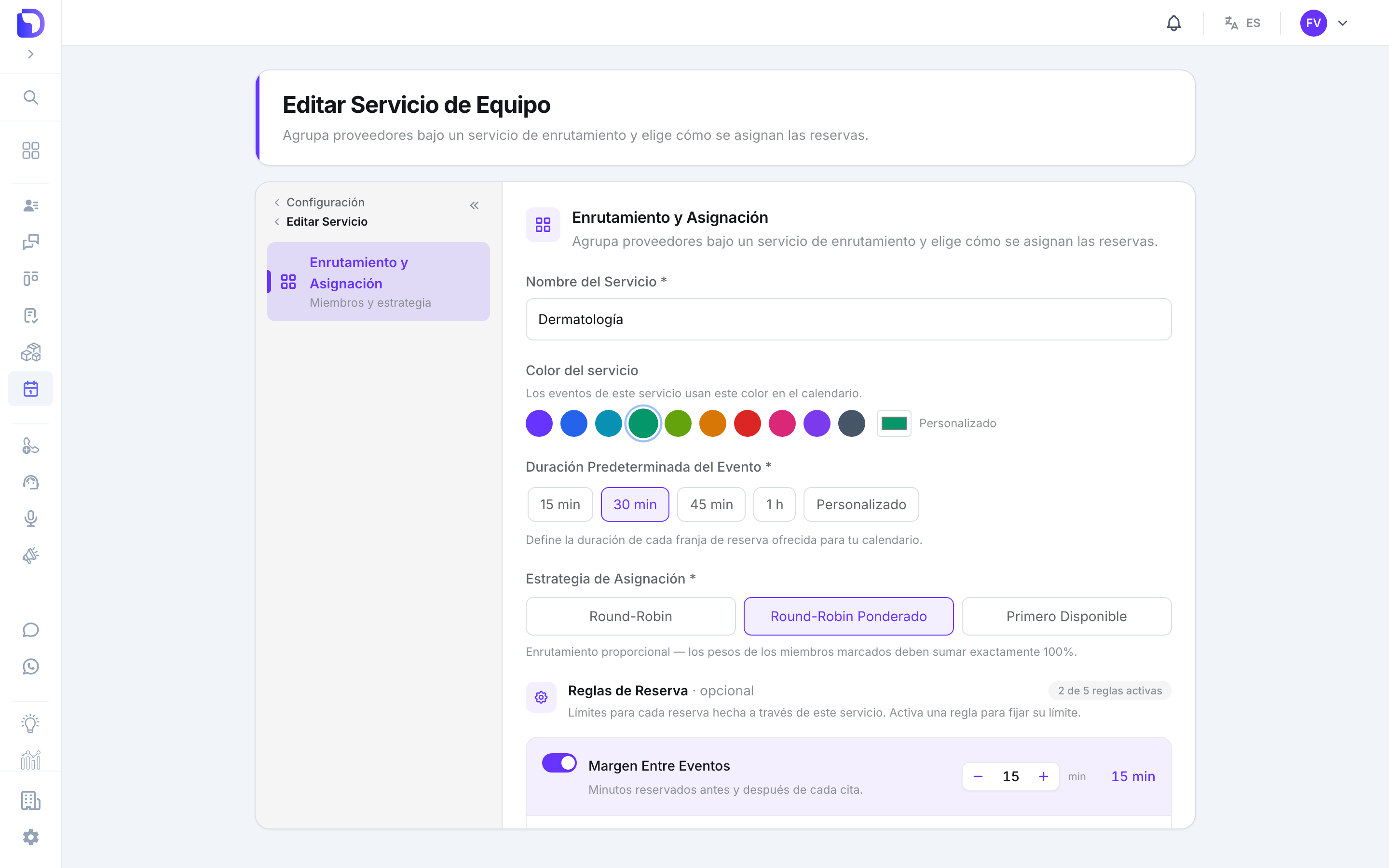 Formulario Editar Servicio de Equipo para Dermatología con el color verde seleccionado, Duración Predeterminada 30 min, Estrategia de Asignación Round-Robin Ponderado y el inicio de Reglas de Reserva con Margen Entre Eventos activado en 15 min.