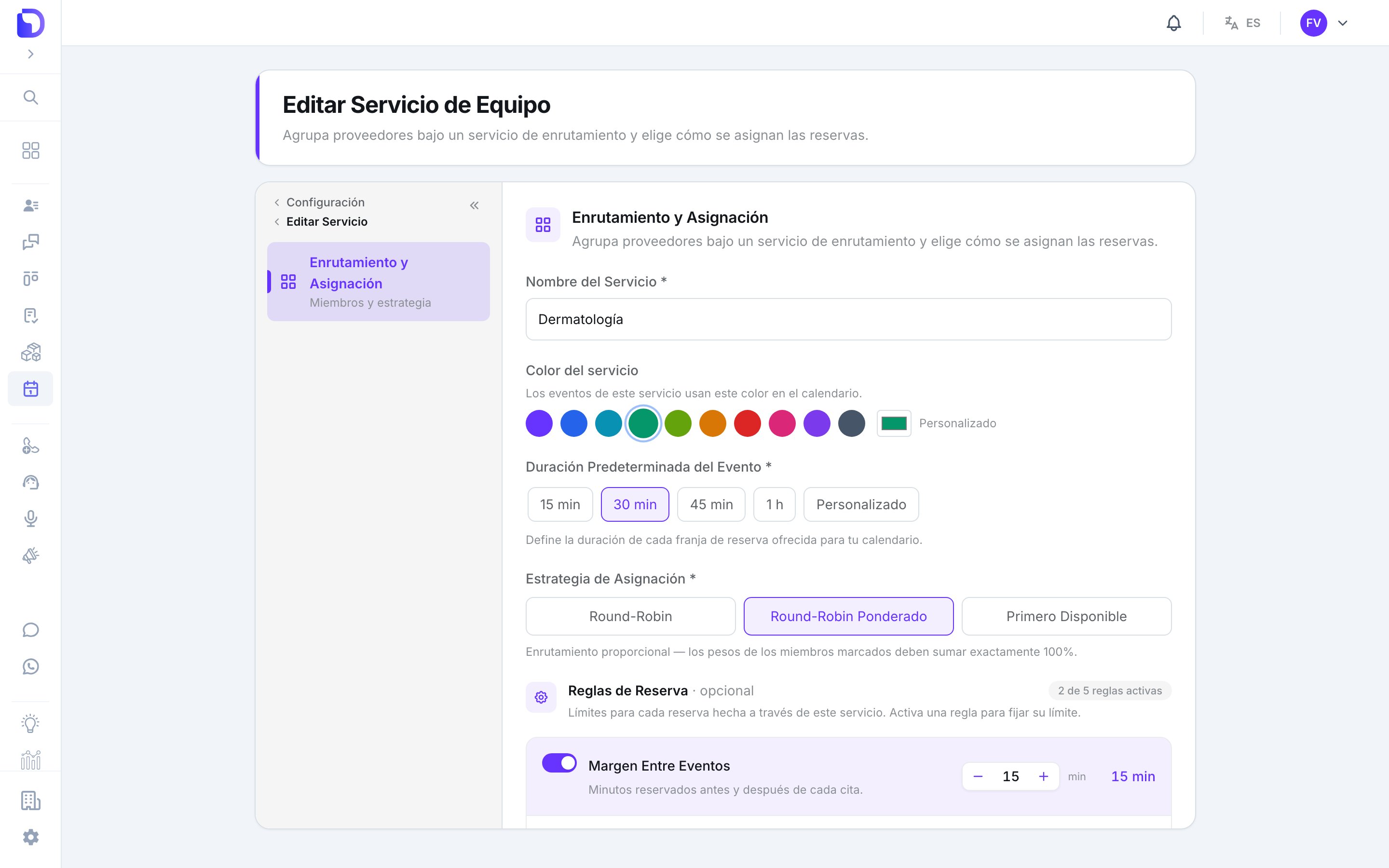 Formulario Editar Servicio de Equipo para Dermatología con el color verde seleccionado, Duración Predeterminada 30 min, Estrategia de Asignación Round-Robin Ponderado y el inicio de Reglas de Reserva con Margen Entre Eventos activado en 15 min.
