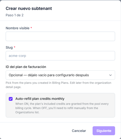 Asistente Crear organización, paso 1, con nombre visible, slug, desplegable de plan y la casilla de recarga automática mensual