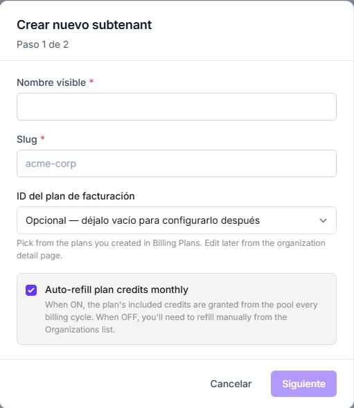 Asistente Crear organización, paso 1, con nombre visible, slug, desplegable de plan y la casilla de recarga automática mensual