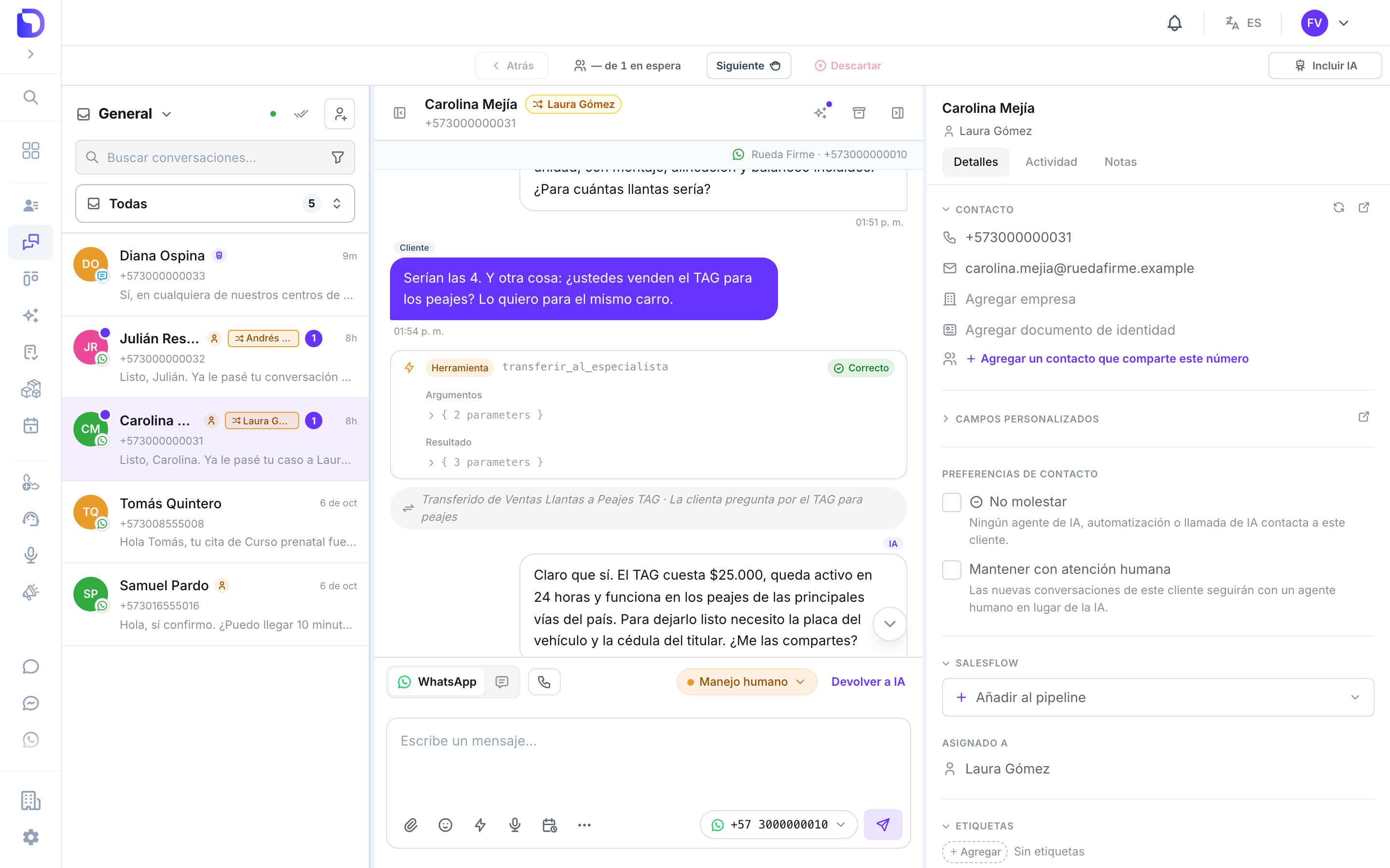 Una conversación de WhatsApp en Conversaciones donde la clienta, después de preguntar por llantas, pregunta si venden el TAG para peajes; una burbuja de la herramienta transferir_al_especialista marcada como Correcto va seguida de una nota centrada neutra que dice Transferido de Ventas Llantas a Peajes TAG con el motivo, y la siguiente respuesta de la IA contesta lo del TAG directamente, sin saludar.