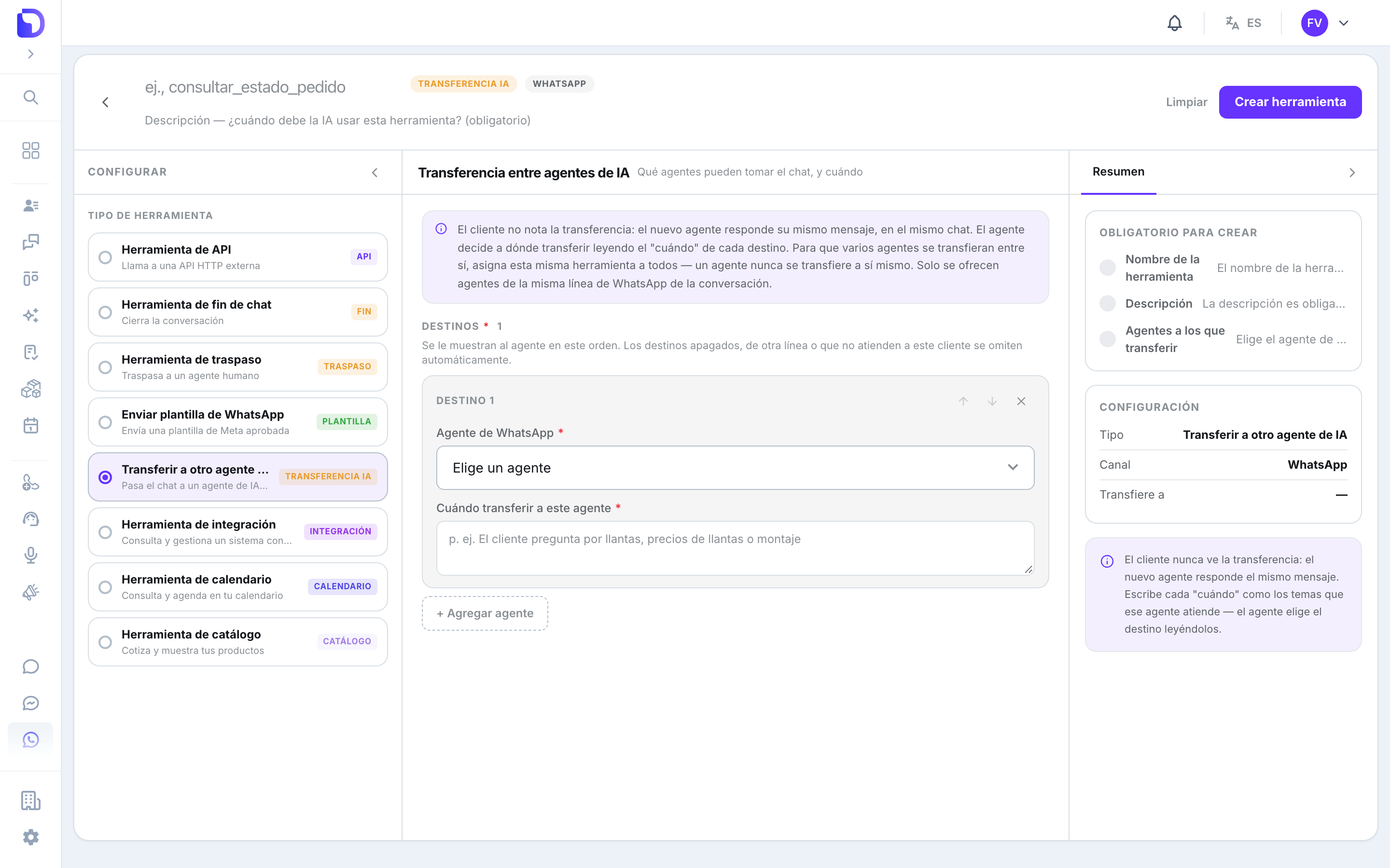 Nueva herramienta de WhatsApp en el constructor, con la tarjeta Transferir a otro agente de IA (distintivo TRANSFERENCIA IA) seleccionada en la columna Configurar y el panel Transferencia entre agentes de IA con la nota de cómo funciona y un Destino 1 vacío con Elige un agente y la casilla Cuándo transferir a este agente.