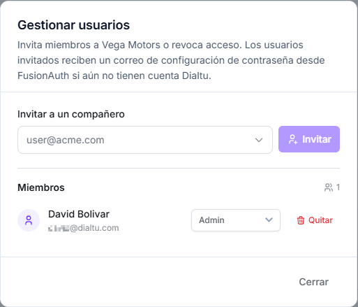 Modal Gestionar usuarios con el campo de invitación y un miembro con su desplegable de rol Admin y el enlace Quitar