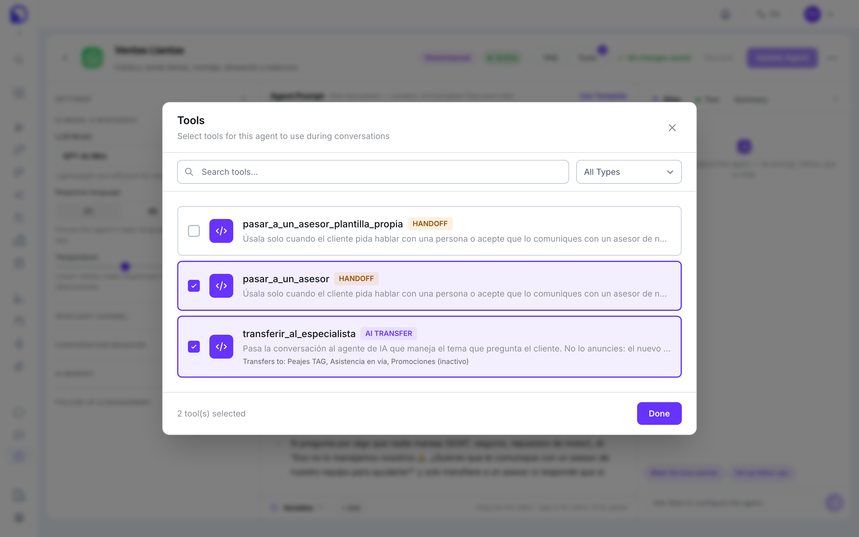The Tools window of the Ventas Llantas agent with two tools ticked, a Handoff tool and transferir_al_especialista with its AI TRANSFER badge, whose row reads Transfers to: Peajes TAG, Asistencia en vía, Promociones (inactivo).