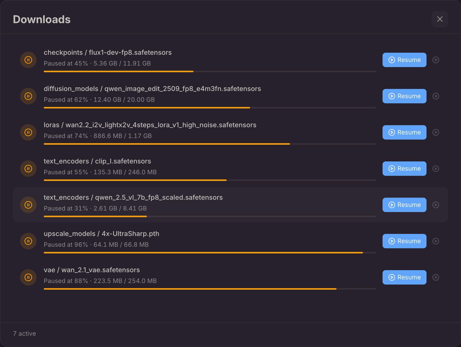 Vista completa de Descargas con descargas en pausa, cada una con una acción Reanudar, y el recuento de activas en el pie de página
