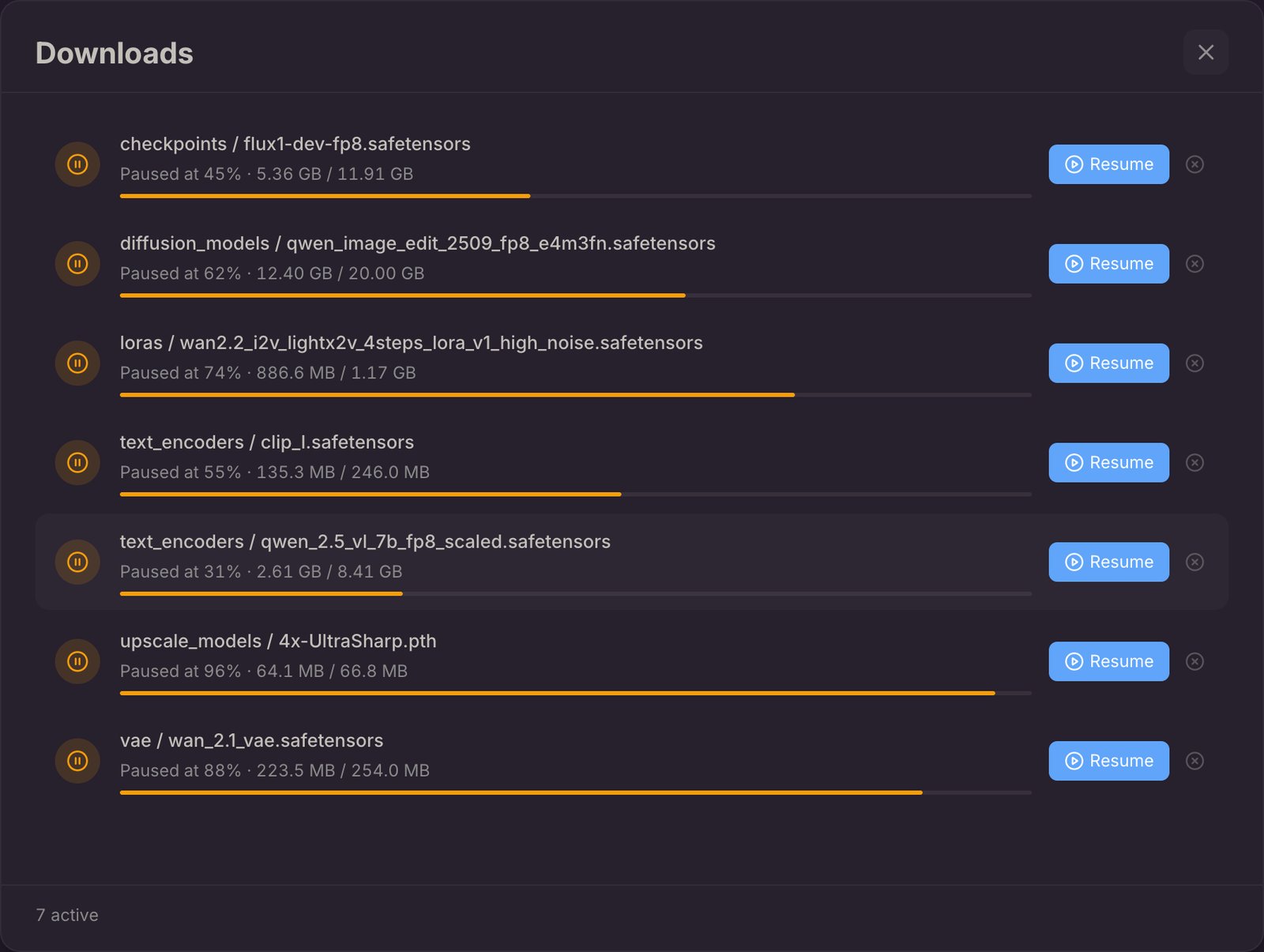 Vista completa de Descargas con descargas en pausa, cada una con una acción Reanudar, y el recuento de activas en el pie de página