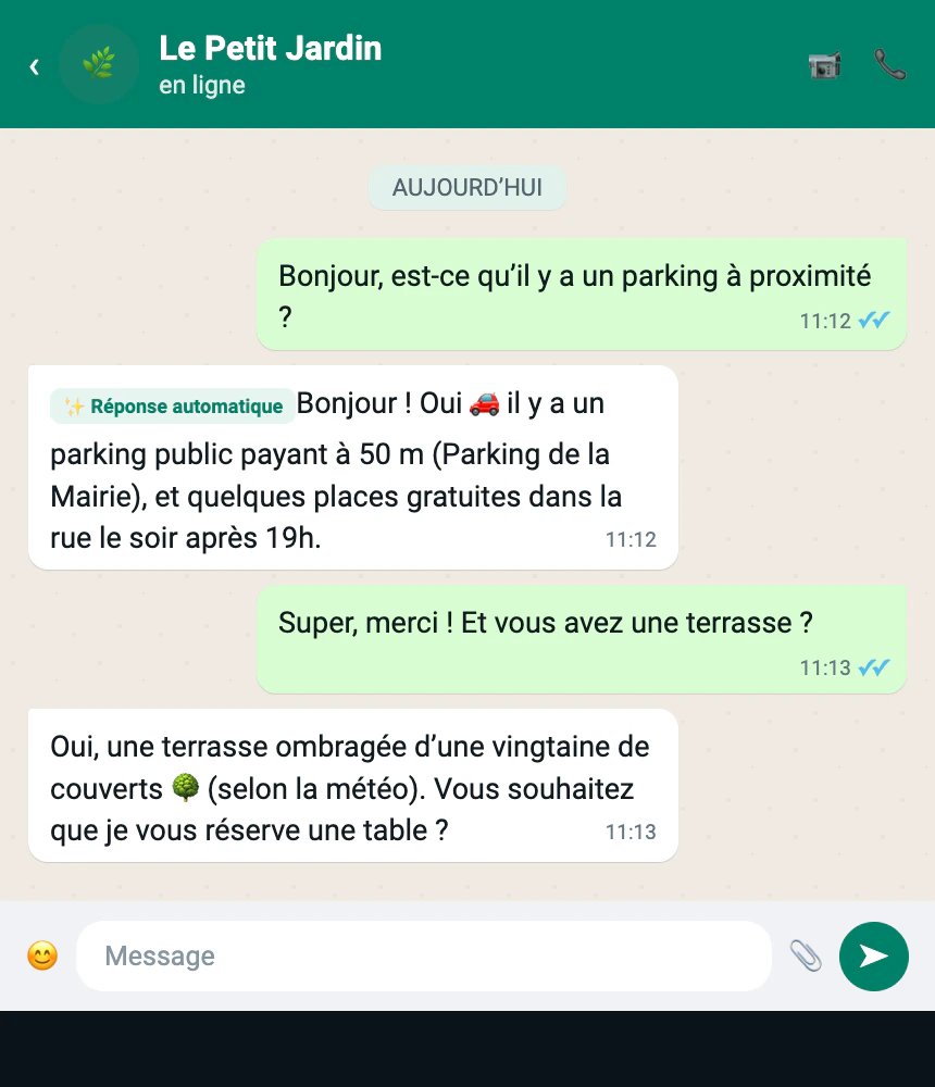 L'agent répond à une question sur le parking et la terrasse