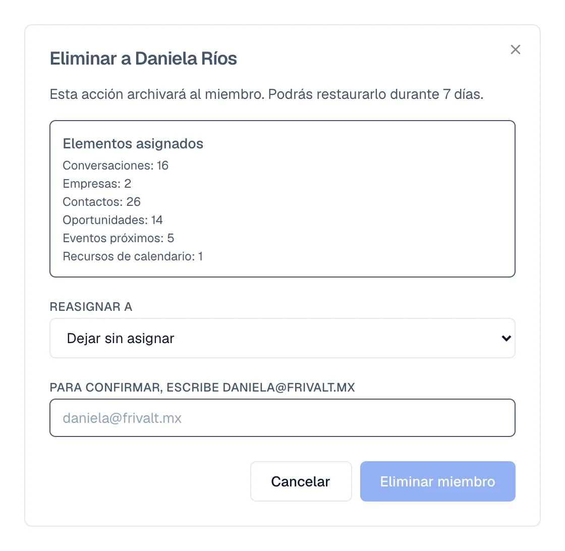 Diálogo con el conteo de conversaciones, contactos y oportunidades asignados, y la lista Reasignar a.