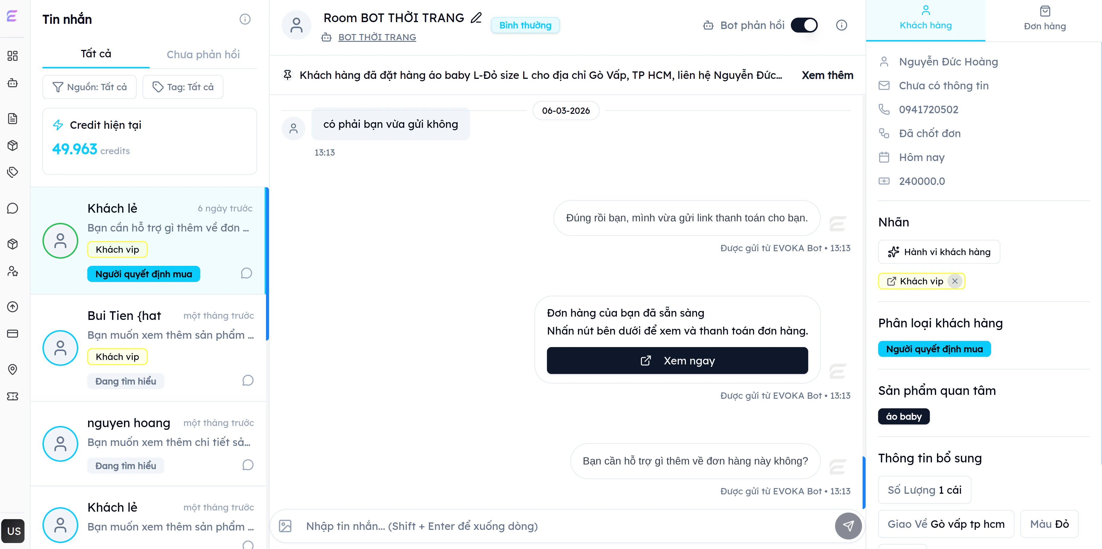 Giao diện Tin nhắn EVOKA với 3 phần: danh sách hội thoại bên trái, nội dung chat ở giữa kèm nút Bot phản hồi, và panel thông tin khách hàng bên phải hiển thị nhãn, phân loại, sản phẩm quan tâm