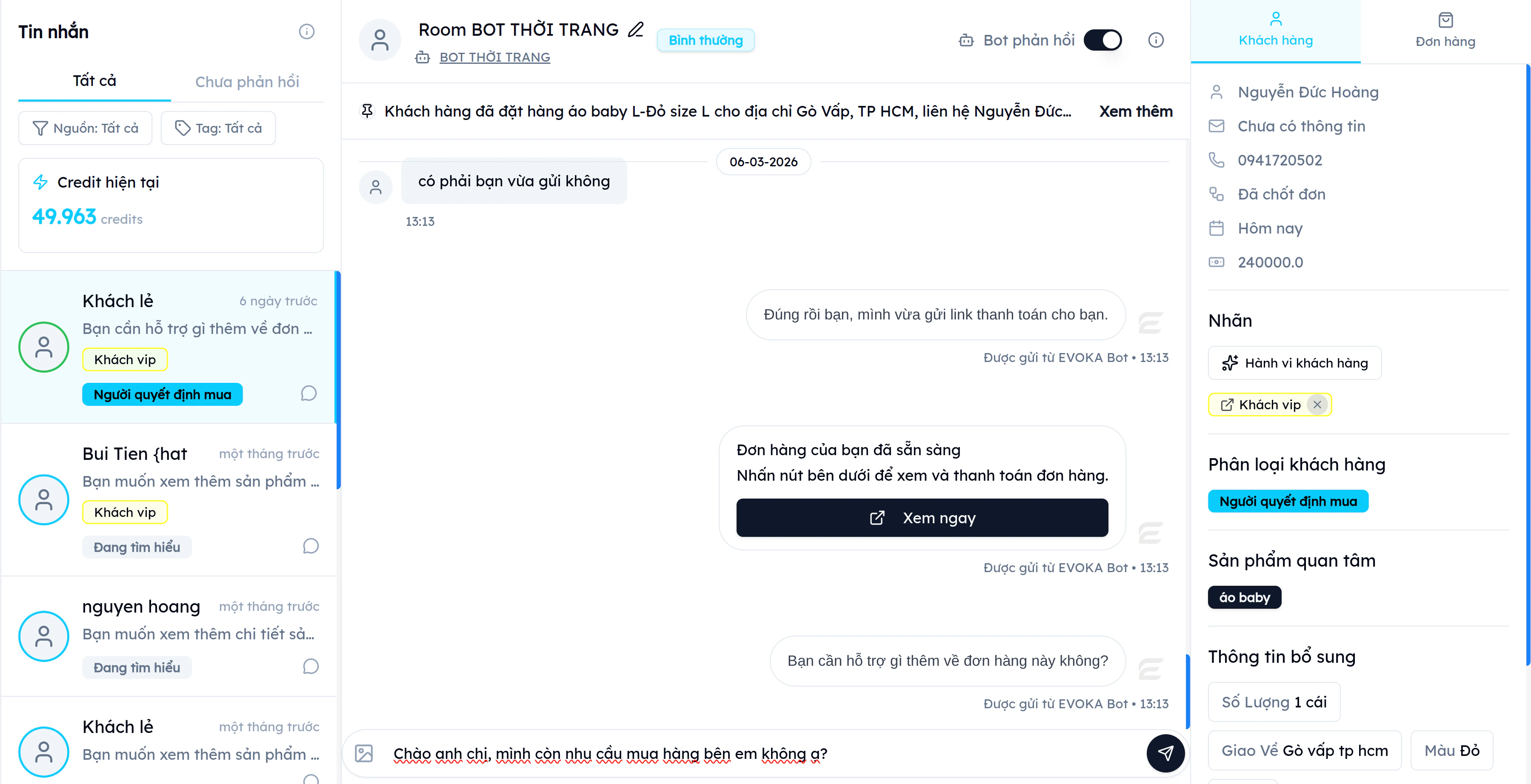 Nhân viên đang soạn tin nhắn phản hồi cho khách hàng trên EVOKA — ô chat hiển thị nội dung đang gõ