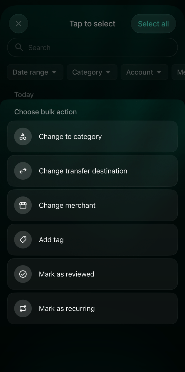 Lista Choose bulk action de iOS con Change to category, Change transfer destination, Change merchant, Add tag, Mark as reviewed y Mark as recurring.
