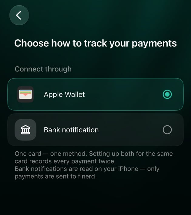 iPhoneのfinerdのChoose how to track your payments画面。Connect throughでApple Wallet(選択中)とBank notification、1枚のカードには1つの方法で十分という注意書き