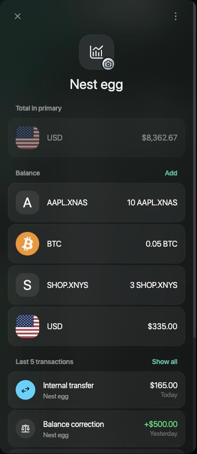 Cuenta Nest egg con Total in primary de $8,362.67 y los saldos 10 AAPL.XNAS, 0.05 BTC, 3 SHOP.XNYS y $335.00.
