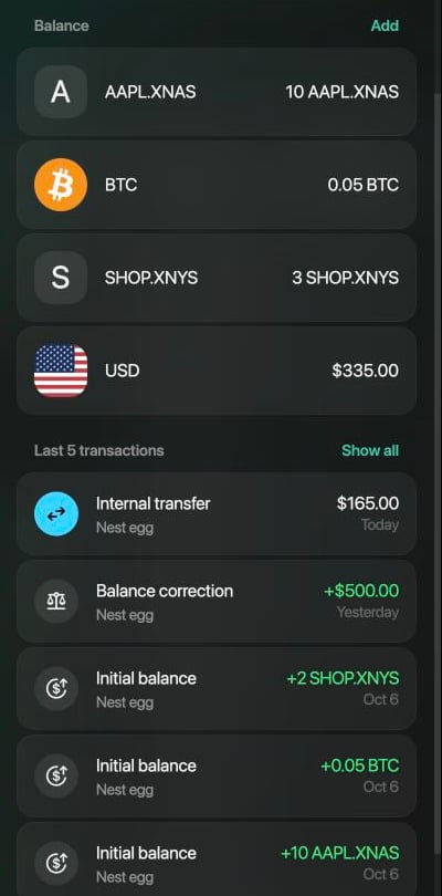 Saldos de Nest egg: 10 AAPL.XNAS, 0.05 BTC, 3 SHOP.XNYS y $335.00, con la Internal transfer de $165.00 al principio de Last 5 transactions.