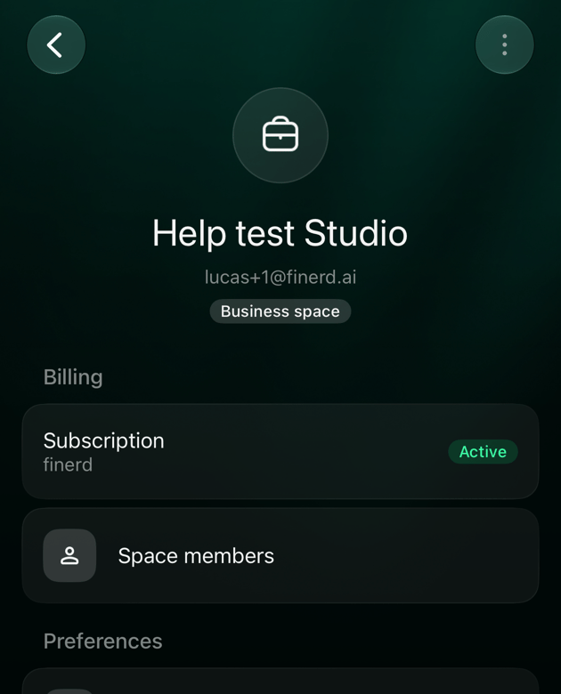 Ajustes del espacio Help test Studio en iOS: la imagen del maletín, el nombre, la etiqueta Business space, Billing con Subscription Active y Space members, y Preferences con Zero inbox mode