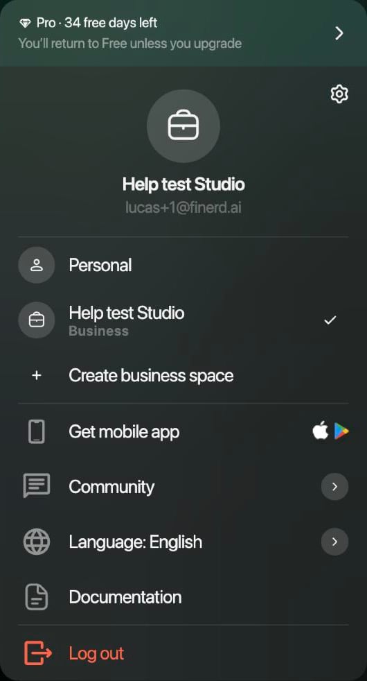 El menú de espacios en la web: el banner de prueba Pro · 34 free days left, el espacio abierto Help test Studio, la lista Personal y Help test Studio con la etiqueta Business y una marca de verificación, y debajo Create business space