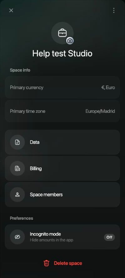 Ajustes del espacio Help test Studio: Space info con Primary currency €, Euro y Primary time zone Europe/Madrid, después Data, Billing, Space members, Preferences con Incognito mode, y Delete space