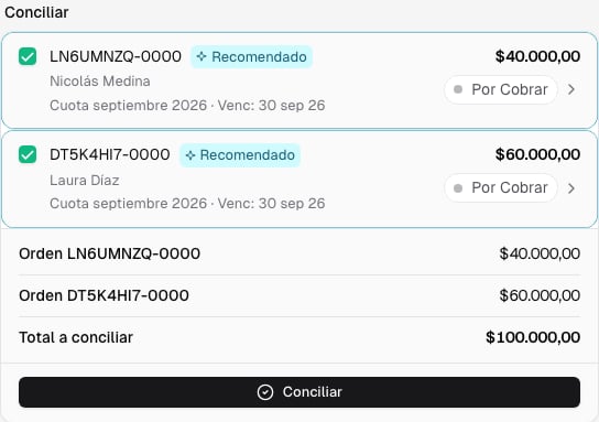Dos órdenes de personas diferentes seleccionadas para conciliar una transferencia exacta de cien mil pesos