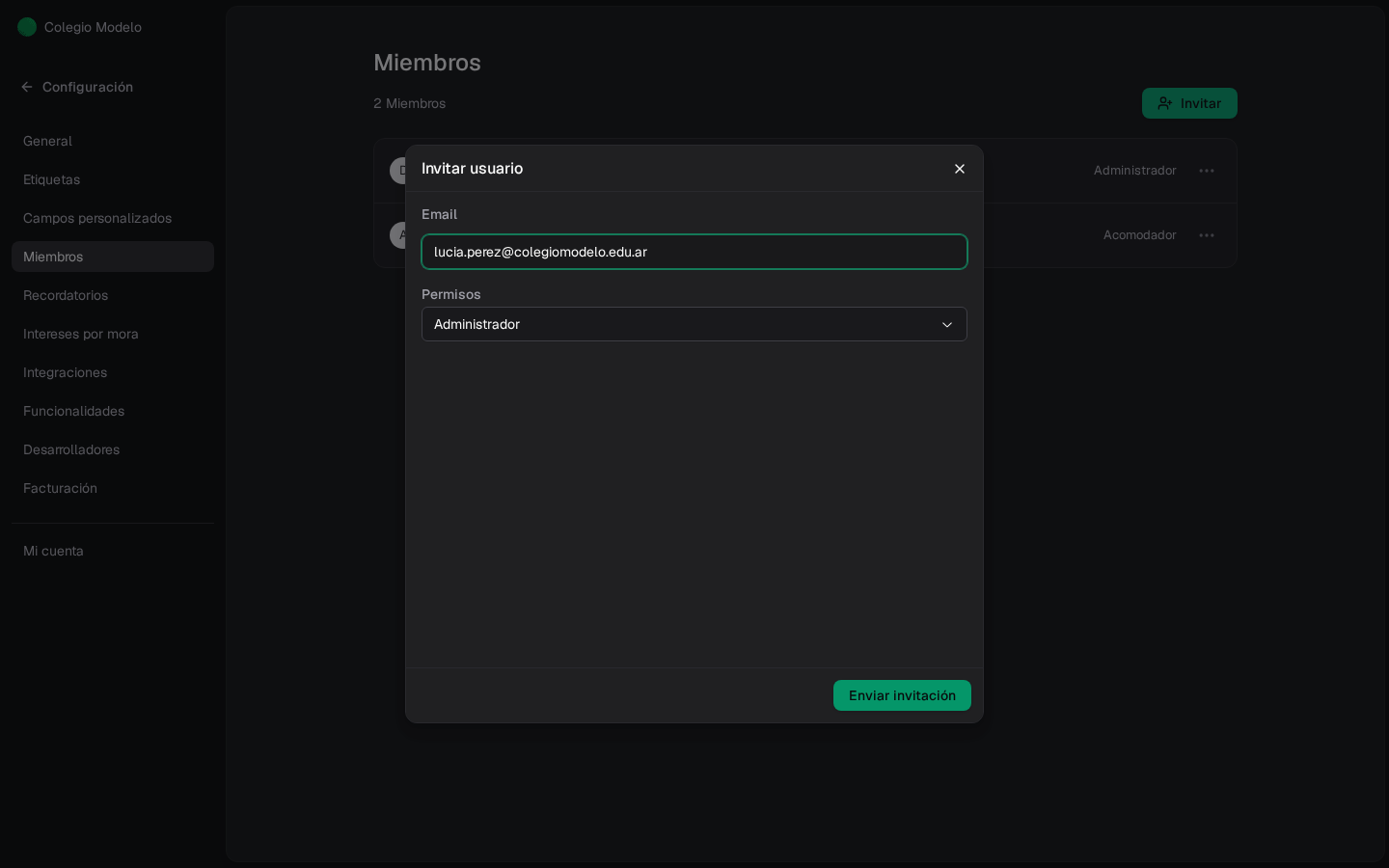 Configuración → Miembros de Colegio Modelo con el modal Invitar usuario, email de Lucía Pérez, rol Administrador y Enviar invitación