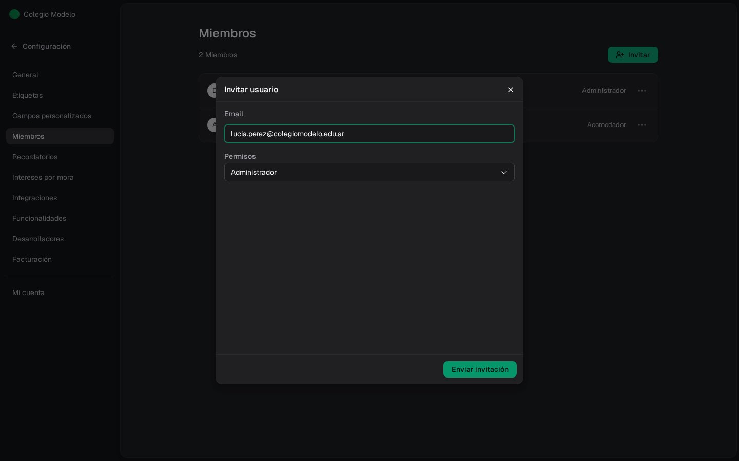 Configuración → Miembros de Colegio Modelo con el modal Invitar usuario, email de Lucía Pérez, rol Administrador y Enviar invitación