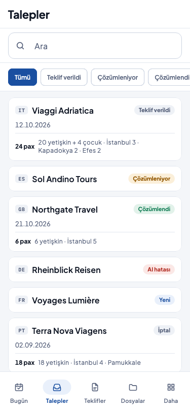 Telefonda talepler listesi: üstte arama kutusu ve durum çipleri; her kartta acentenin ülke kodu ve adı, talebin durumu, başlangıç tarihi, kişi sayısı ve şehirlere göre gece sayıları