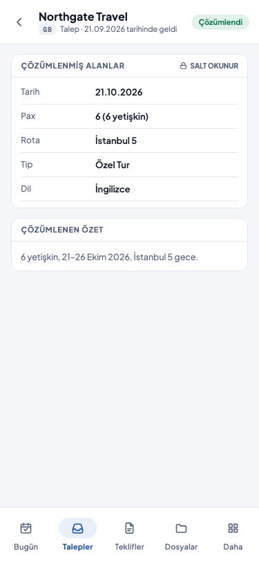Telefonda çözümlenmiş bir talebin sayfası: başlıkta acentenin adı, talebin geldiği tarih ve durumu; altında salt okunur çözümlenmiş alanlar (tarih, kişi sayısı, rota, tip, dil) ve çözümlenen özet kartı