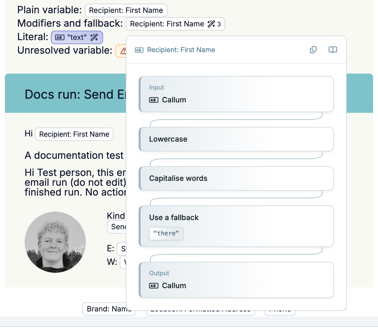 Ein E-Mail-Absatz mit vier Badges, Recipient: First Name, Recipient: First Name mit einem Zauberstab-Symbol und einer 3, ein getöntes text-Badge und ein oranges documentation_missing_key-Badge, und ein unter dem zweiten Badge geöffnetes Popover mit Input Callum, Lowercase, Capitalise words, Use a fallback there und Output Callum