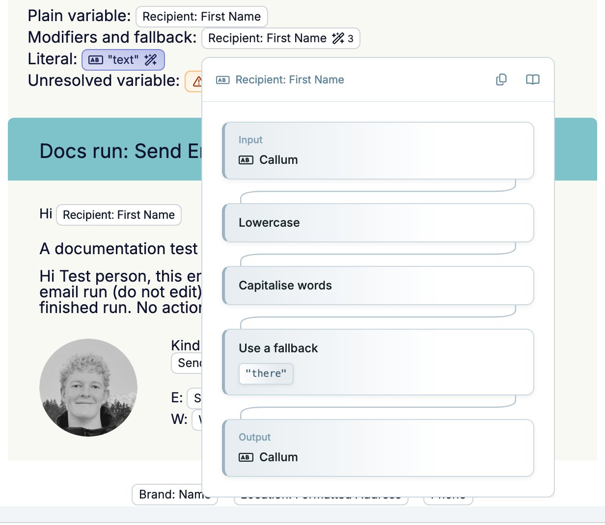 Ein E-Mail-Absatz mit vier Badges, Recipient: First Name, Recipient: First Name mit einem Zauberstab-Symbol und einer 3, ein getöntes text-Badge und ein oranges documentation_missing_key-Badge, und ein unter dem zweiten Badge geöffnetes Popover mit Input Callum, Lowercase, Capitalise words, Use a fallback there und Output Callum