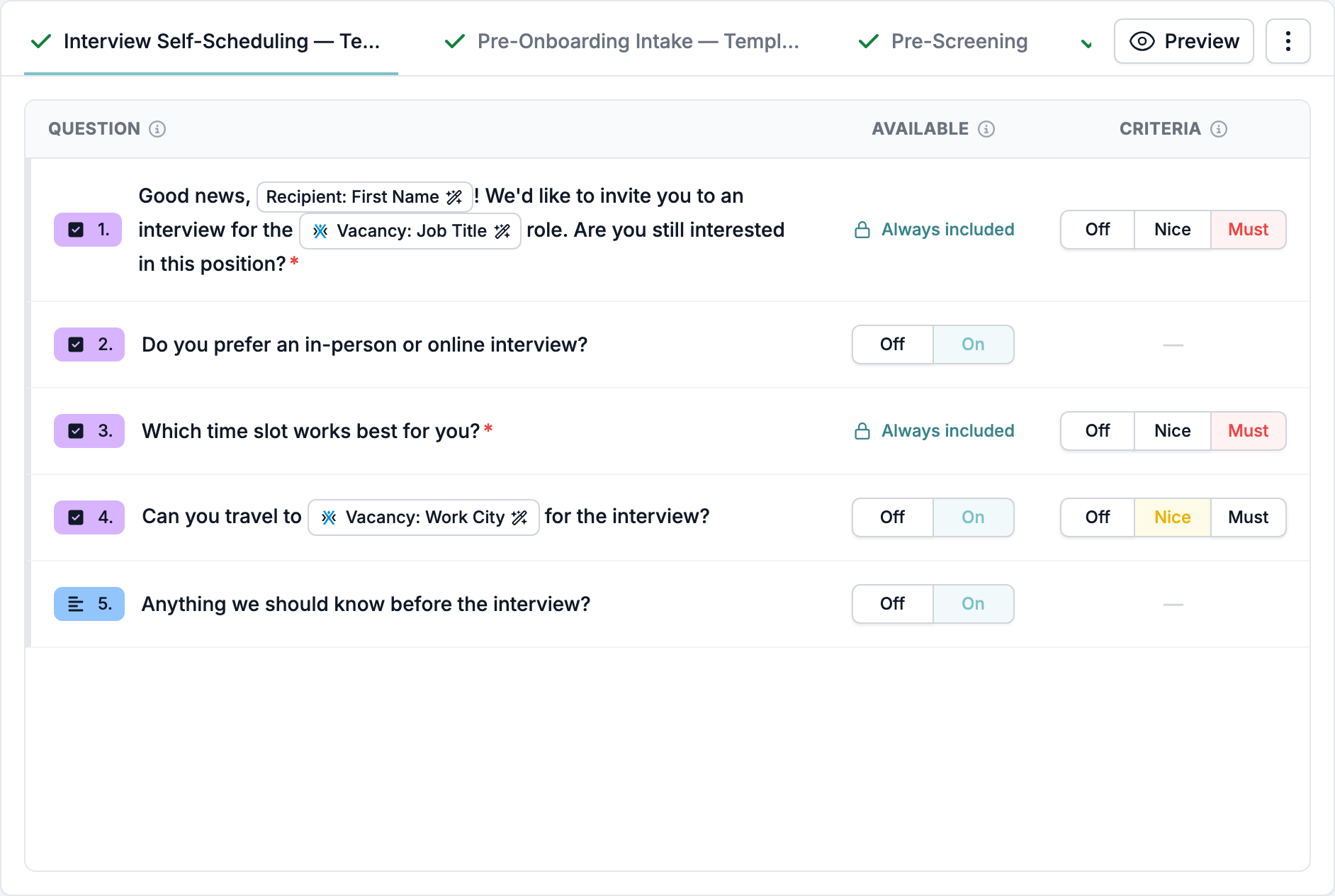 Der Forms-Tab eines Vakanz-Datensatzes, mit einem Tab pro verknüpftem Formular und einer Tabelle der Fragen mit den Spalten Available und Criteria, wobei die erste Frage zwei Variablen-Badges trägt