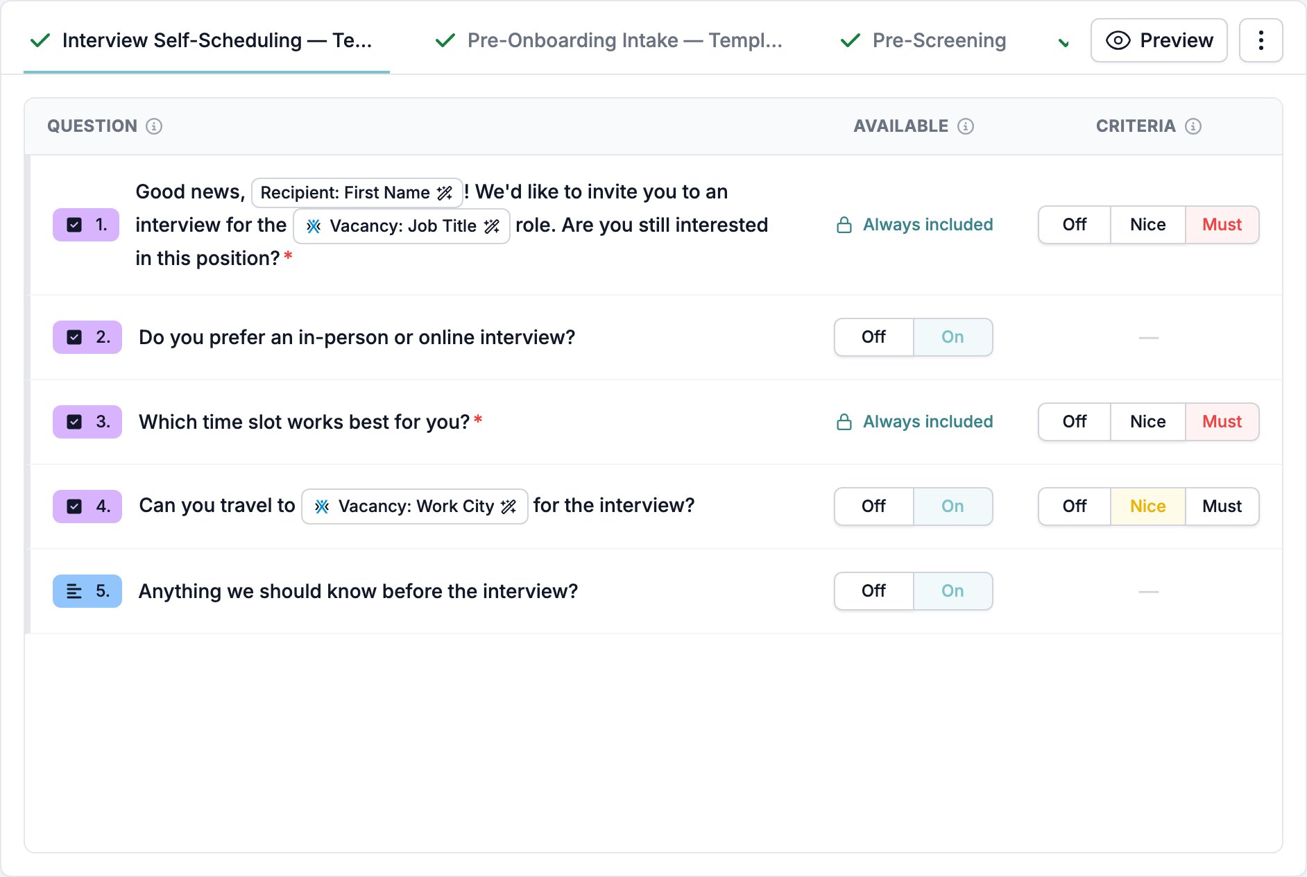 Der Forms-Tab eines Vakanz-Datensatzes, mit einem Tab pro verknüpftem Formular und einer Tabelle der Fragen mit den Spalten Available und Criteria, wobei die erste Frage zwei Variablen-Badges trägt