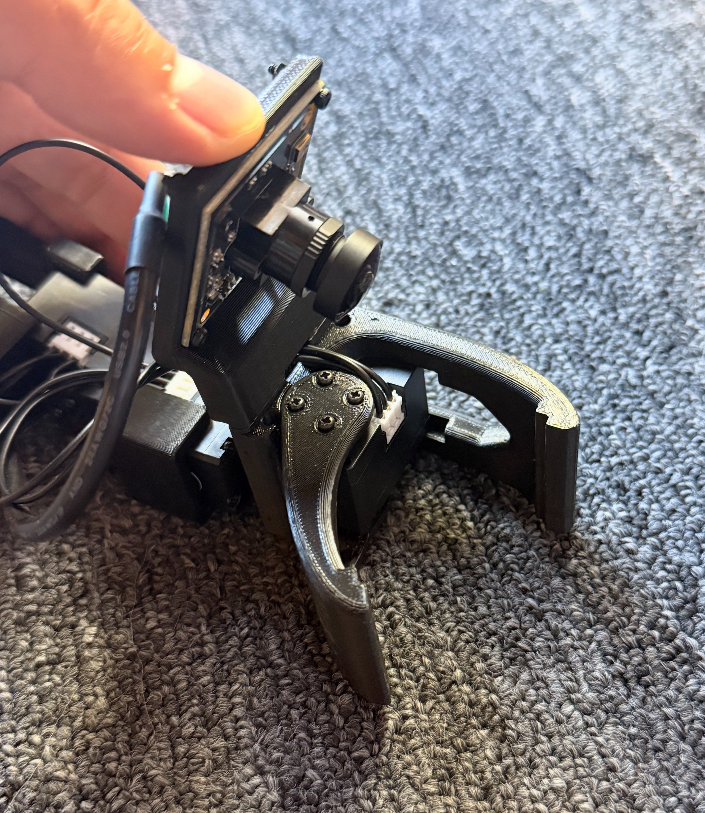 One-side moving gripper