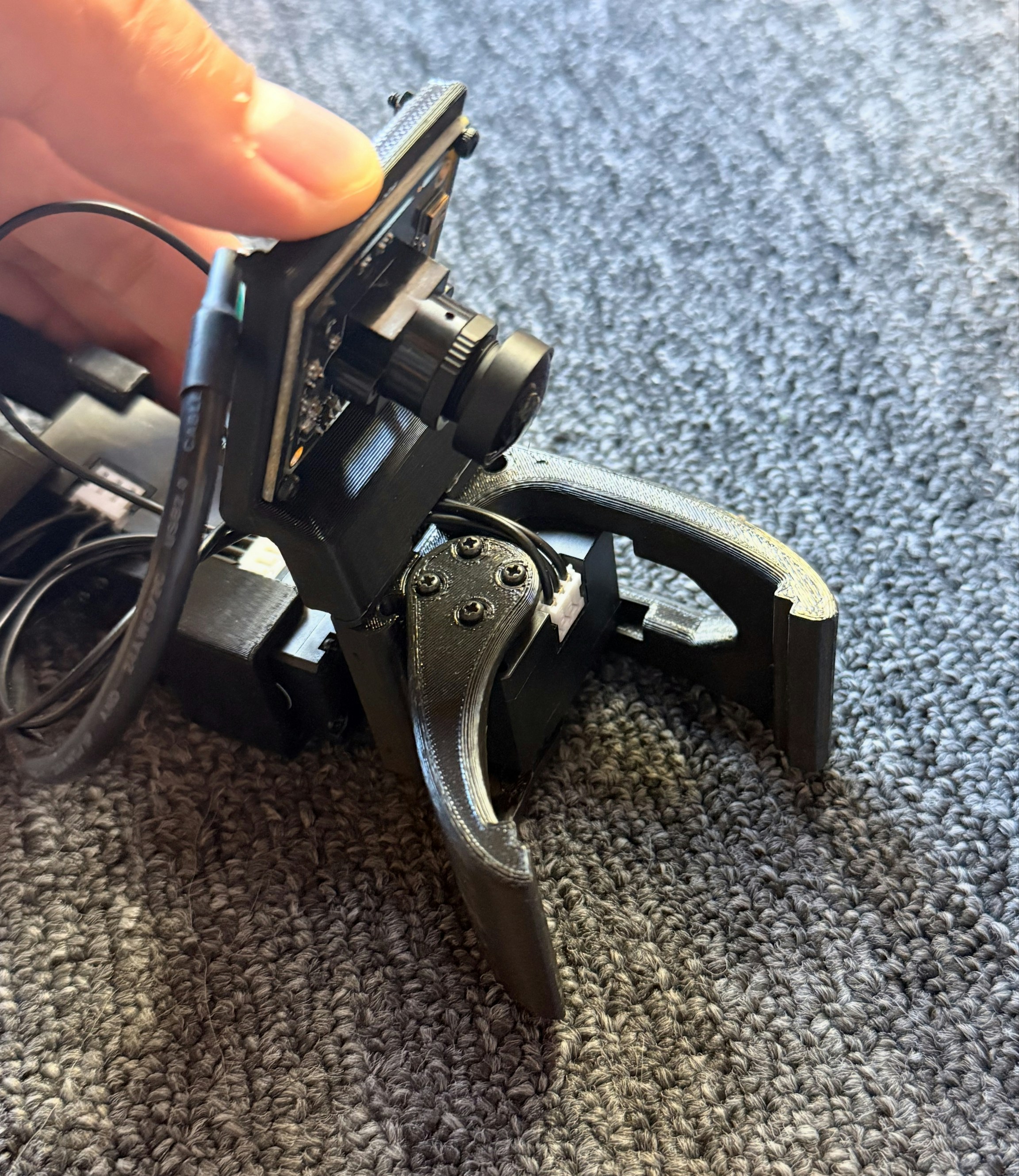 One-side moving gripper