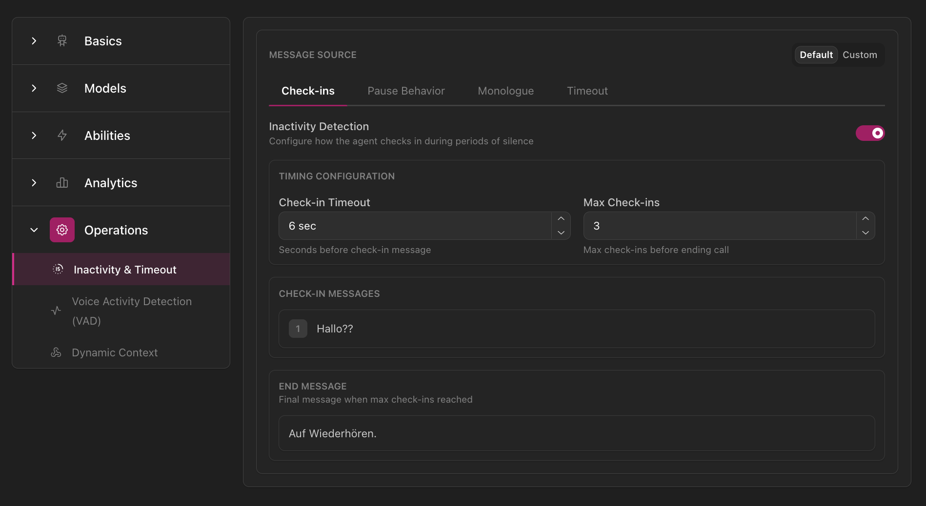 Configurazione Inattività e Timeout che mostra la barra di navigazione laterale con la sezione Operations espansa e Inactivity & Timeout selezionato, schede MESSAGE SOURCE (Check-ins, Pause Behavior, Monologue, Timeout) con Check-ins attivo, toggle Inactivity Detection abilitato, sezione TIMING CONFIGURATION con Check-in Timeout impostato a 6 secondi e Max Check-ins impostato a 3, sezione CHECK-IN MESSAGES che mostra il messaggio 'Hallo??', e sezione END MESSAGE con 'Auf Wiederhören.', più toggle Default/Custom
