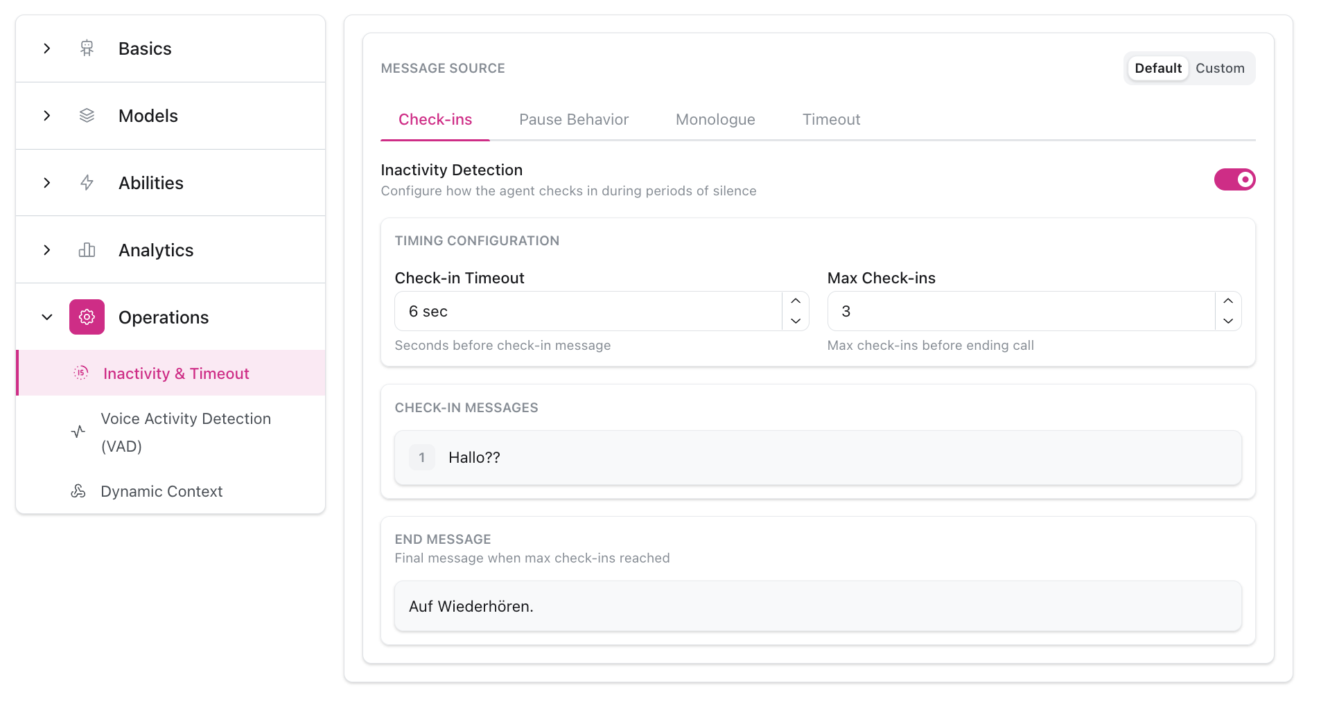 Configurazione Inattività e Timeout che mostra la barra di navigazione laterale con la sezione Operations espansa e Inactivity & Timeout selezionato, schede MESSAGE SOURCE (Check-ins, Pause Behavior, Monologue, Timeout) con Check-ins attivo, toggle Inactivity Detection abilitato, sezione TIMING CONFIGURATION con Check-in Timeout impostato a 6 secondi e Max Check-ins impostato a 3, sezione CHECK-IN MESSAGES che mostra il messaggio 'Hallo??', e sezione END MESSAGE con 'Auf Wiederhören.', più toggle Default/Custom
