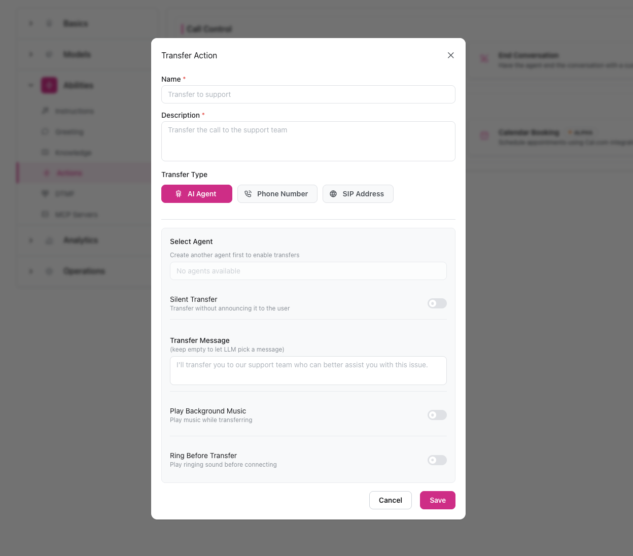Modal de configuración de Acción de Transferencia mostrando campo Nombre con 'Transferir a soporte', campo Descripción, opciones de Tipo de Transferencia (Agente IA, Número Telefónico, Dirección SIP) con Agente IA seleccionado, menú desplegable Seleccionar Agente mostrando 'No hay agentes disponibles', interruptor Transferencia Silenciosa, campo Mensaje de Transferencia con opción de mensaje generado por LLM, interruptor Reproducir Música de Fondo, interruptor Sonar Antes de Transferir, y botones Cancelar/Guardar