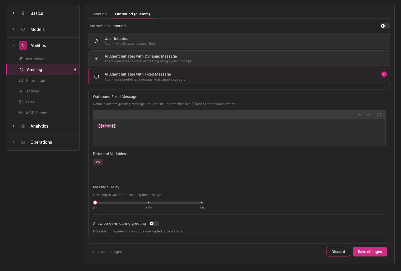Begrüßungsvariablen-Konfiguration mit Outbound (custom) Tab, KI Agent Initiates with Fixed Message ausgewählt, Editor für ausgehende feste Nachrichten mit Variablensyntax, Bereich für erkannte Variablen mit Testvariable, Nachrichtenverzögerungs-Slider und Unterbrechungs-Toggle