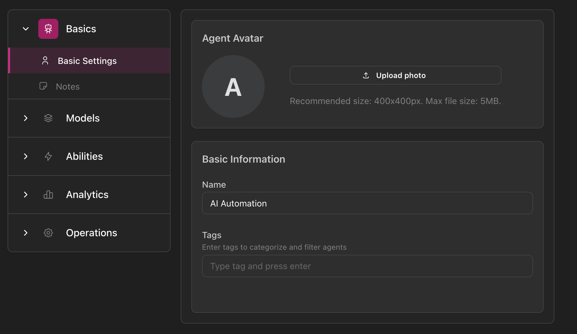 Page de paramètres Identité de l'agent montrant la barre latérale de navigation avec les onglets Bases, Modèles, Capacités, Analytics, Opérations, et le panneau principal avec téléchargement d'Avatar d'agent, champ Nom et champ Tags