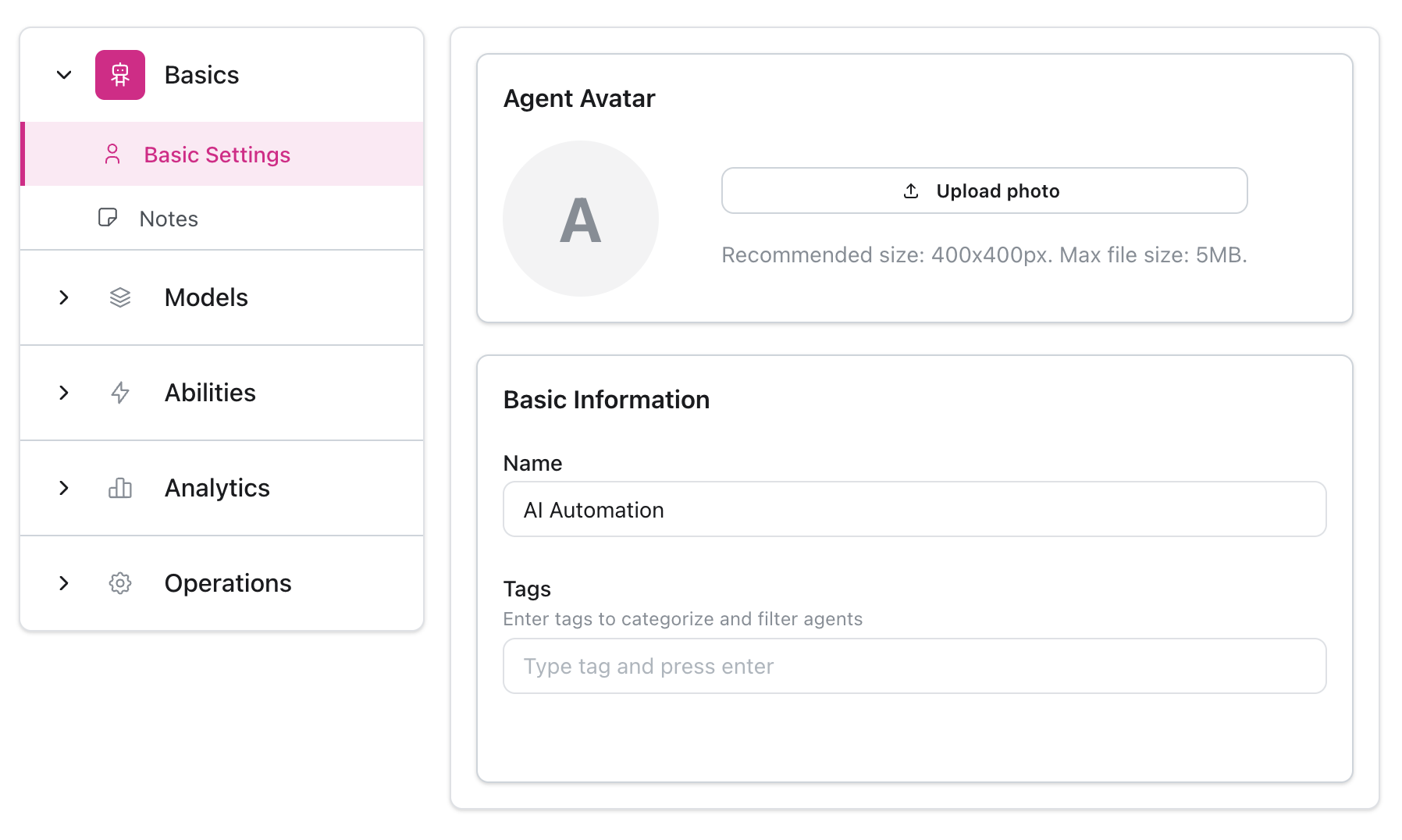 Page de paramètres Identité de l'agent montrant la barre latérale de navigation avec les onglets Bases, Modèles, Capacités, Analytics, Opérations, et le panneau principal avec téléchargement d'Avatar d'agent, champ Nom et champ Tags