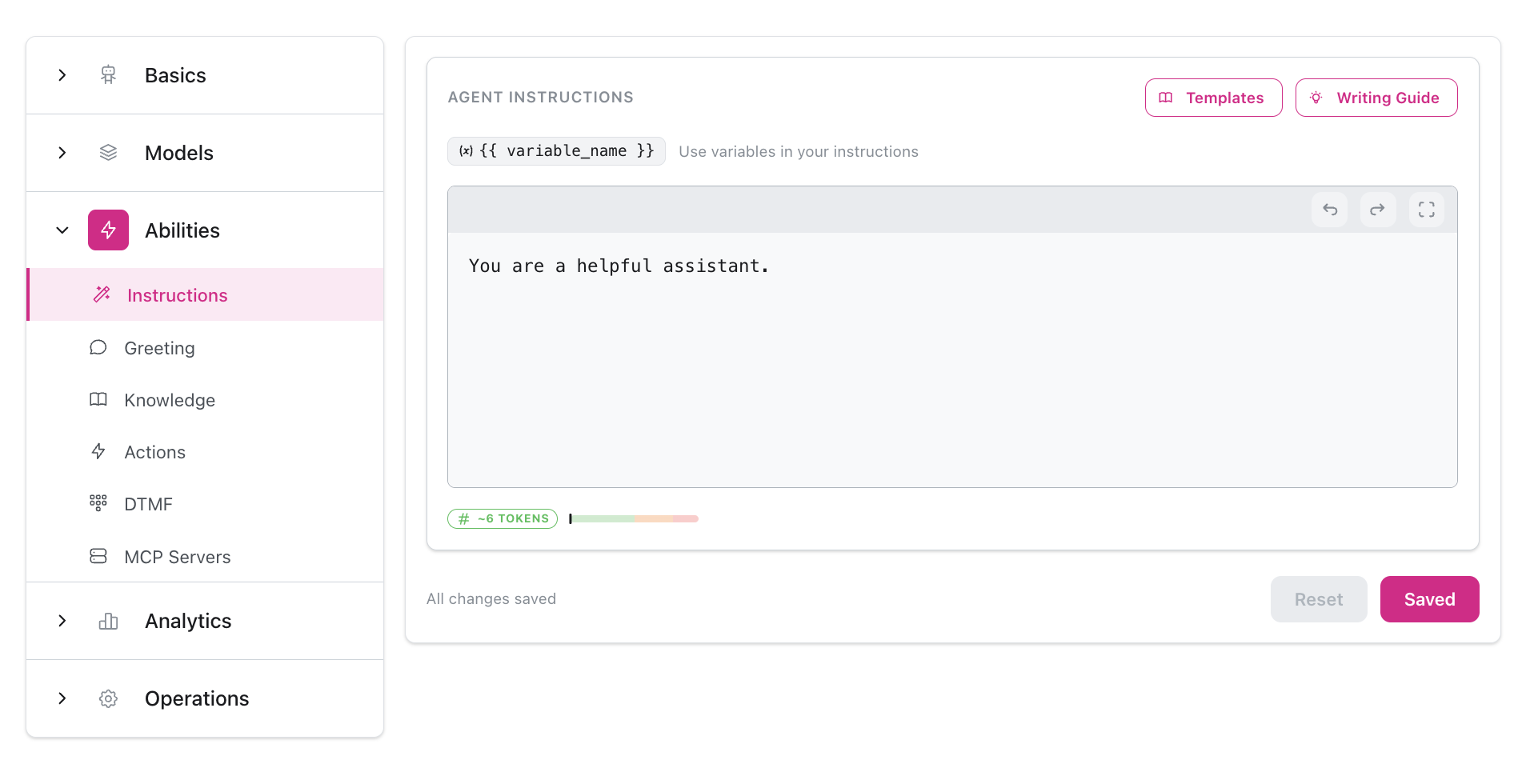 Editor de Instruções na seção Habilidades mostrando barra lateral de navegação, editor de texto com botões Modelos e Guia de Escrita, auxiliar de variáveis, contador de tokens e controles de salvamento