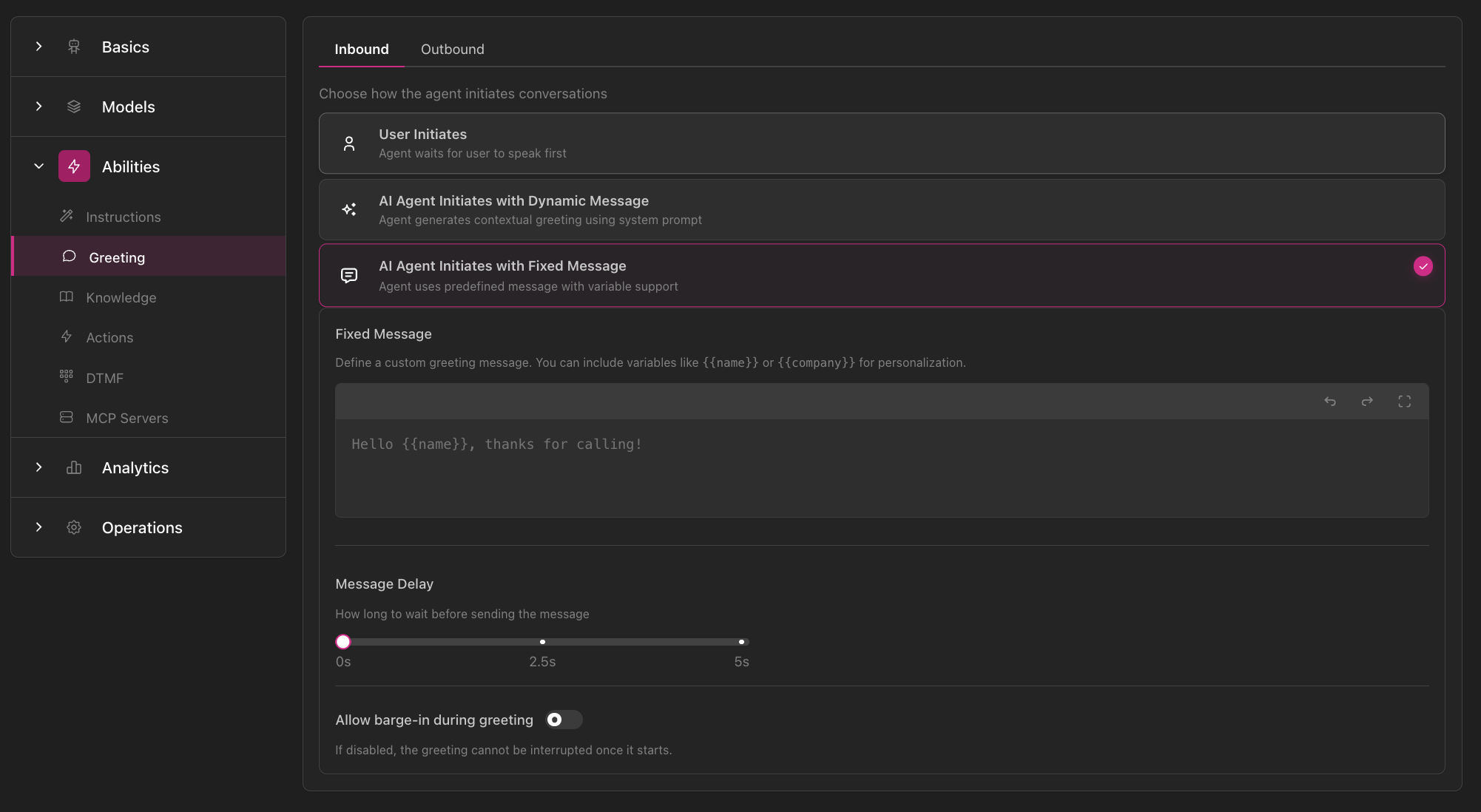 Begrüßungskonfiguration mit Navigations-Seitenleiste, erweitertem Abilities-Bereich und ausgewählter Begrüßung, Inbound- und Outbound-Tabs, drei Begrüßungsmodus-Optionen (Benutzer initiiert, KI-Agent initiiert mit dynamischer Nachricht, KI-Agent initiiert mit fester Nachricht), Editor für feste Nachrichten mit Variablenunterstützung, Nachrichtenverzögerungs-Slider und Unterbrechungs-Toggle