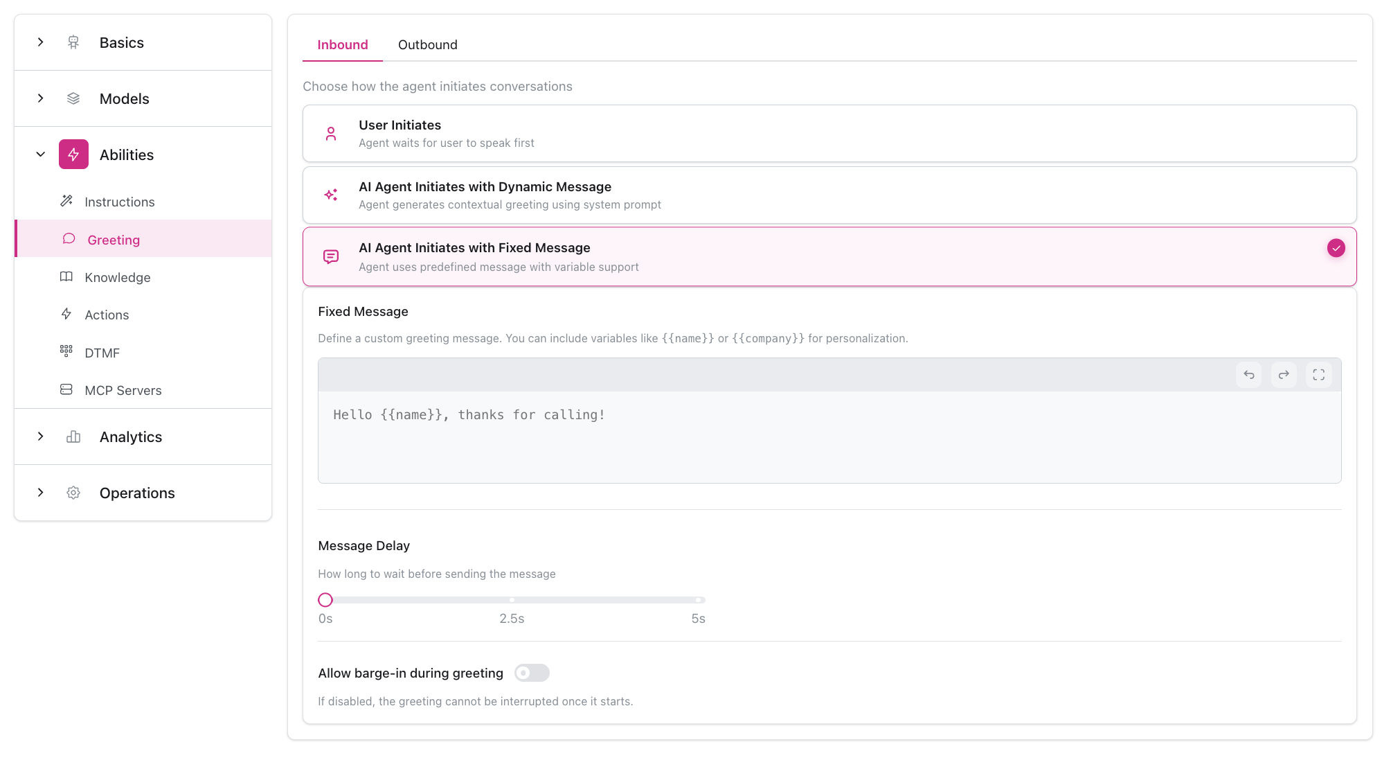 Begrüßungskonfiguration mit Navigations-Seitenleiste, erweitertem Abilities-Bereich und ausgewählter Begrüßung, Inbound- und Outbound-Tabs, drei Begrüßungsmodus-Optionen (Benutzer initiiert, KI-Agent initiiert mit dynamischer Nachricht, KI-Agent initiiert mit fester Nachricht), Editor für feste Nachrichten mit Variablenunterstützung, Nachrichtenverzögerungs-Slider und Unterbrechungs-Toggle