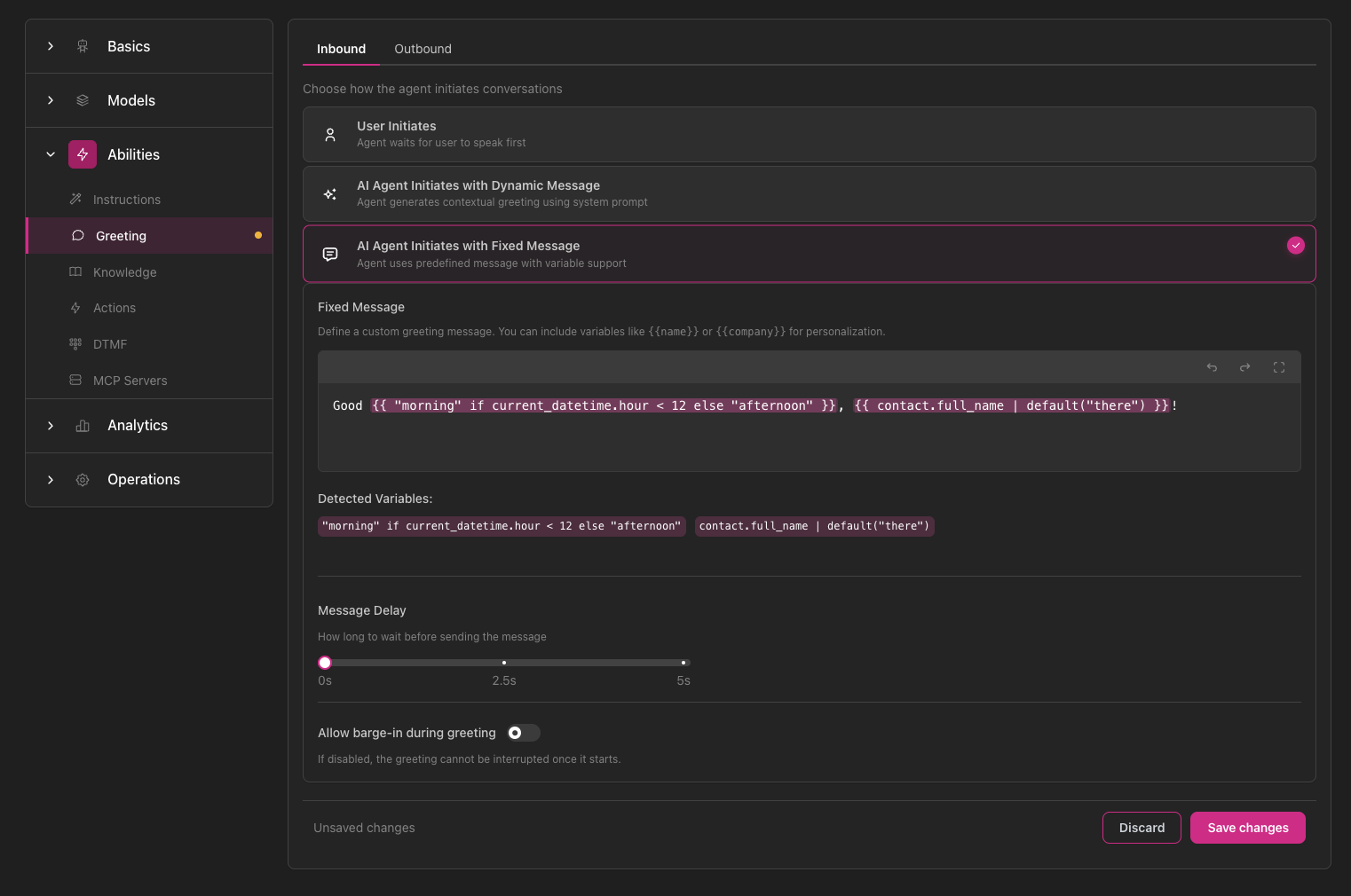 Kontaktvariablen in Begrüßung mit Inbound Tab, KI Agent Initiates with Fixed Message ausgewählt, Editor für feste Nachrichten mit zeitbasierter und Kontaktvariablen-Syntax unter Verwendung von current_datetime und contact.full_name, Bereich für erkannte Variablen mit den geparsten Variablen, Nachrichtenverzögerungs-Slider und Unterbrechungs-Toggle
