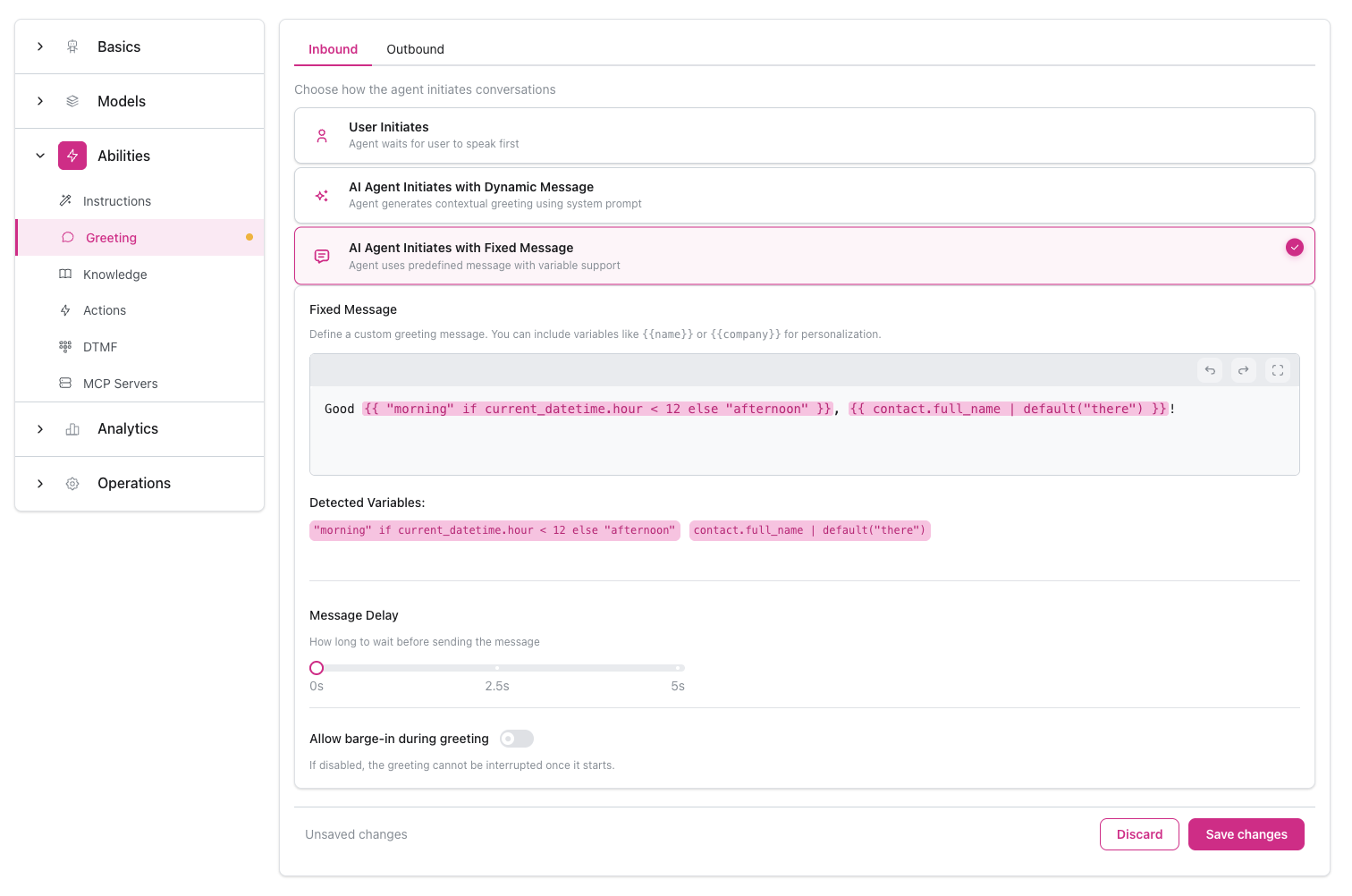 Kontaktvariablen in Begrüßung mit Inbound Tab, KI Agent Initiates with Fixed Message ausgewählt, Editor für feste Nachrichten mit zeitbasierter und Kontaktvariablen-Syntax unter Verwendung von current_datetime und contact.full_name, Bereich für erkannte Variablen mit den geparsten Variablen, Nachrichtenverzögerungs-Slider und Unterbrechungs-Toggle