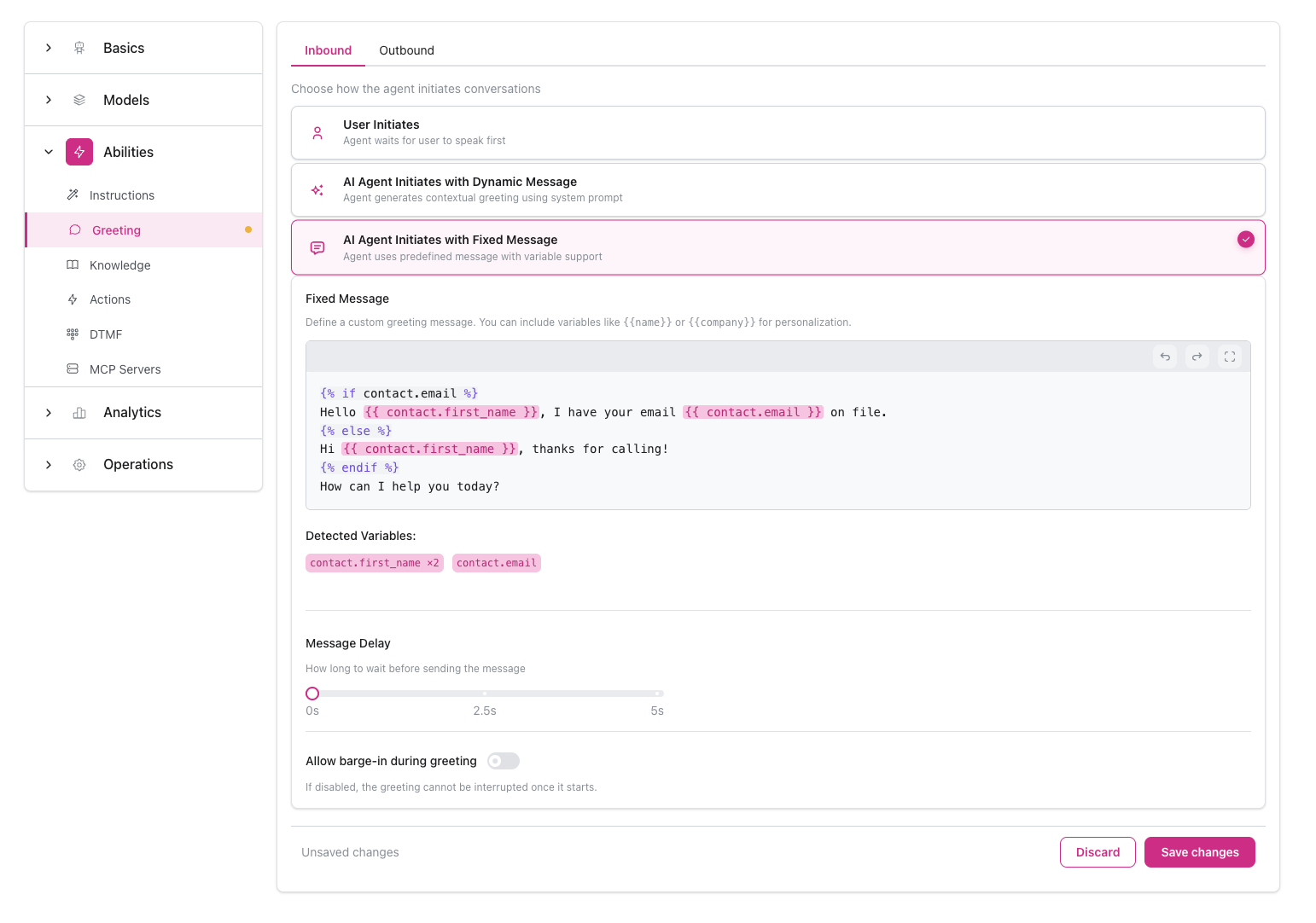 Bedingte Begrüßungskonfiguration mit Inbound Tab, KI Agent Initiates with Fixed Message ausgewählt, Editor für feste Nachrichten mit if-else-bedingter Logik unter Verwendung der contact.email-Variable, Bereich für erkannte Variablen mit contact.first_name und contact.email, Nachrichtenverzögerungs-Slider und Unterbrechungs-Toggle
