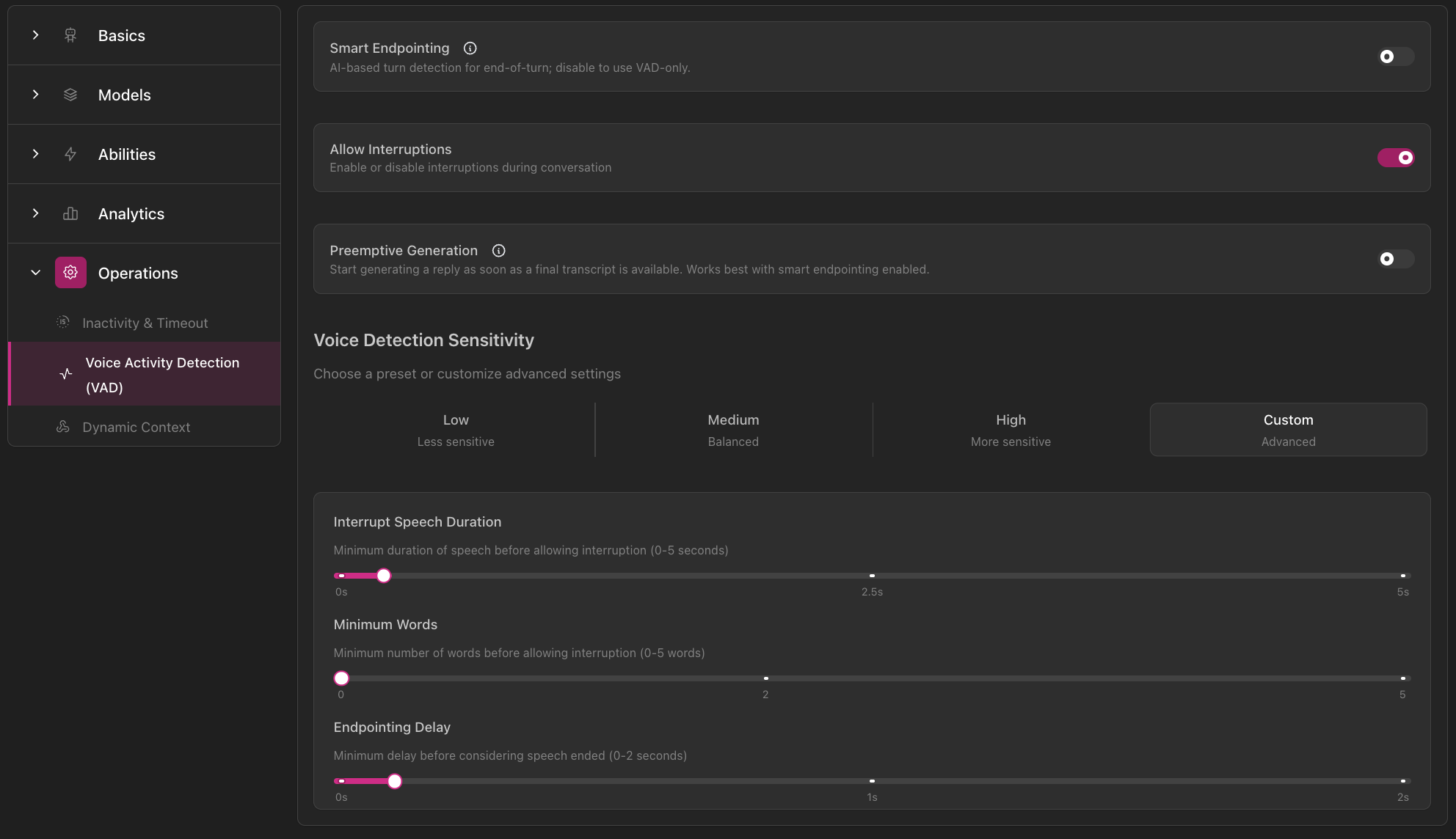 Configuración de Detección de Actividad de Voz (VAD) mostrando barra lateral de navegación con sección de Operaciones expandida y Detección de Actividad de Voz seleccionada, alternador de Finalización Inteligente con icono de información y descripción, alternador de Permitir Interrupciones habilitado, alternador de Generación Preventiva, opciones de Sensibilidad de Detección de Voz (Baja, Media, Alta, Personalizada), y configuraciones avanzadas incluyendo control deslizante de Duración de Habla de Interrupción, control deslizante de Palabras Mínimas y control deslizante de Retraso de Finalización