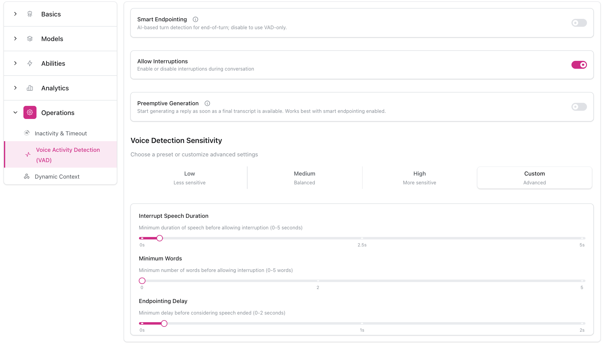 Configuración de Detección de Actividad de Voz (VAD) mostrando barra lateral de navegación con sección de Operaciones expandida y Detección de Actividad de Voz seleccionada, alternador de Finalización Inteligente con icono de información y descripción, alternador de Permitir Interrupciones habilitado, alternador de Generación Preventiva, opciones de Sensibilidad de Detección de Voz (Baja, Media, Alta, Personalizada), y configuraciones avanzadas incluyendo control deslizante de Duración de Habla de Interrupción, control deslizante de Palabras Mínimas y control deslizante de Retraso de Finalización