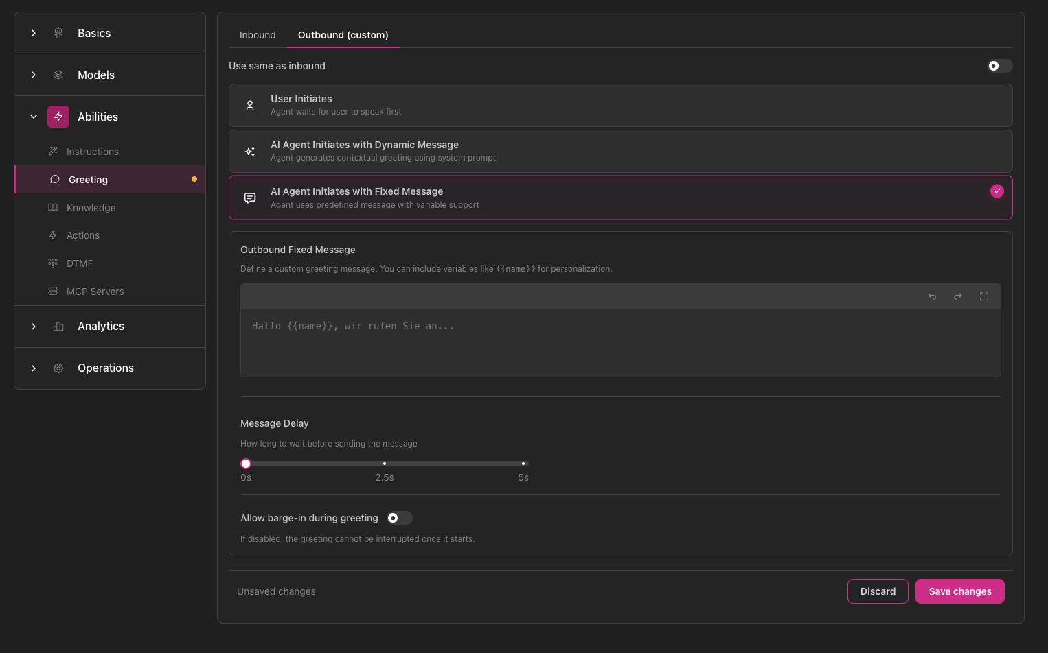 Ausgehende Begrüßungskonfiguration mit ausgewähltem Outbound (custom) Tab, Toggle für 'Use same as inbound', drei Begrüßungsmodus-Optionen (Benutzer initiiert, KI-Agent initiiert mit dynamischer Nachricht, KI-Agent initiiert mit fester Nachricht), Editor für ausgehende feste Nachrichten, Nachrichtenverzögerungs-Slider, Unterbrechungs-Toggle und Speichern-Button