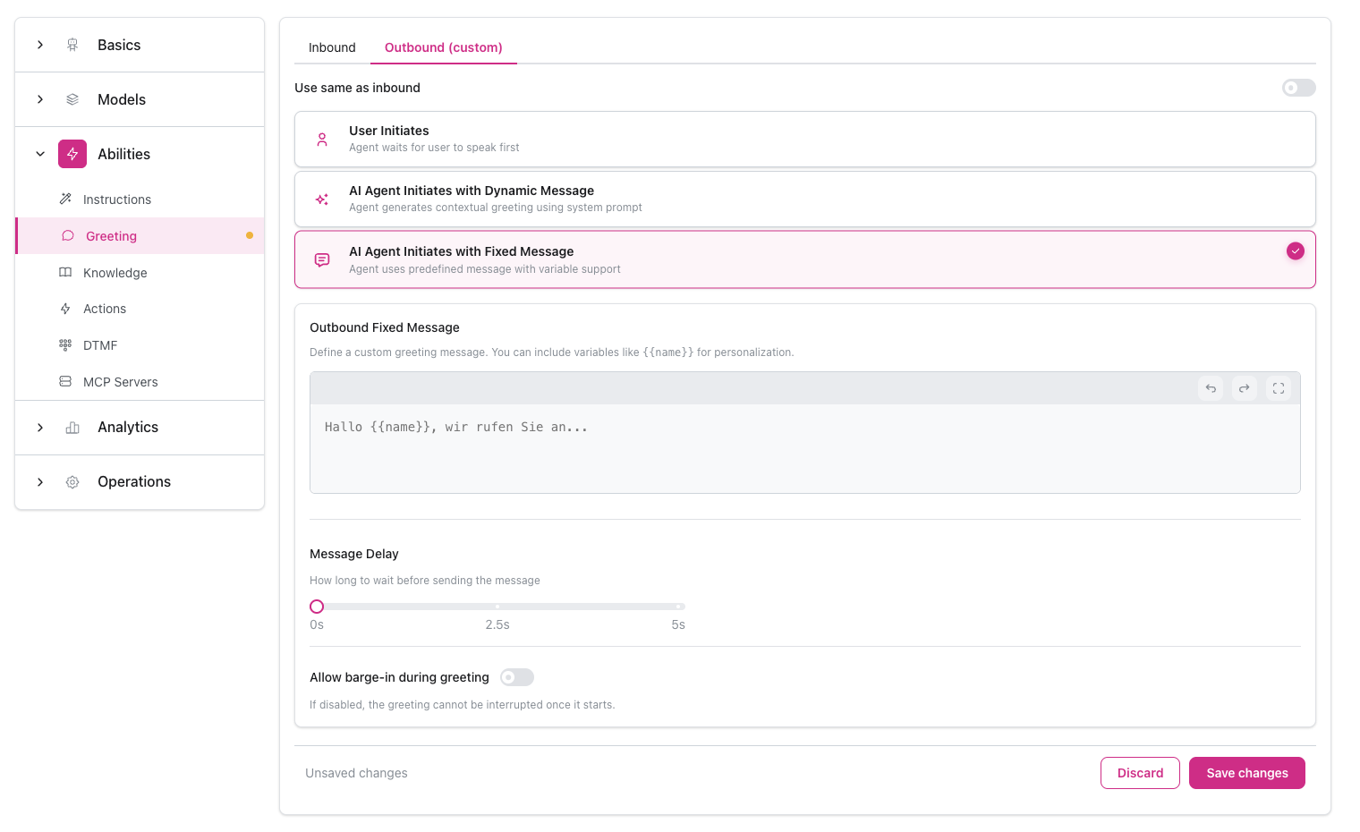 Ausgehende Begrüßungskonfiguration mit ausgewähltem Outbound (custom) Tab, Toggle für 'Use same as inbound', drei Begrüßungsmodus-Optionen (Benutzer initiiert, KI-Agent initiiert mit dynamischer Nachricht, KI-Agent initiiert mit fester Nachricht), Editor für ausgehende feste Nachrichten, Nachrichtenverzögerungs-Slider, Unterbrechungs-Toggle und Speichern-Button