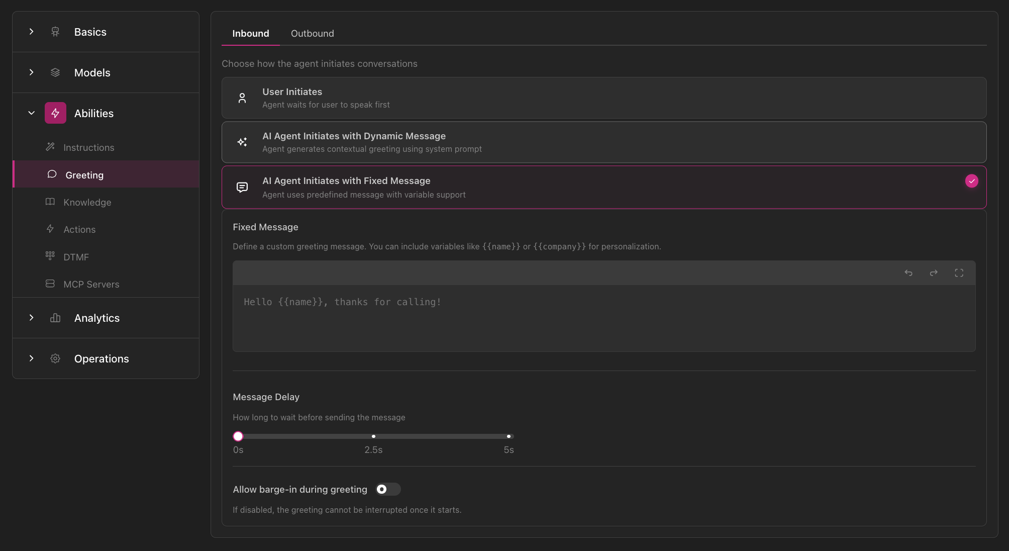 Configuración de saludo mostrando tres opciones: Usuario Inicia, Agente IA con Mensaje Dinámico, y Agente IA con Mensaje Fijo, incluyendo control deslizante de retraso de mensaje y palanca de barge-in
